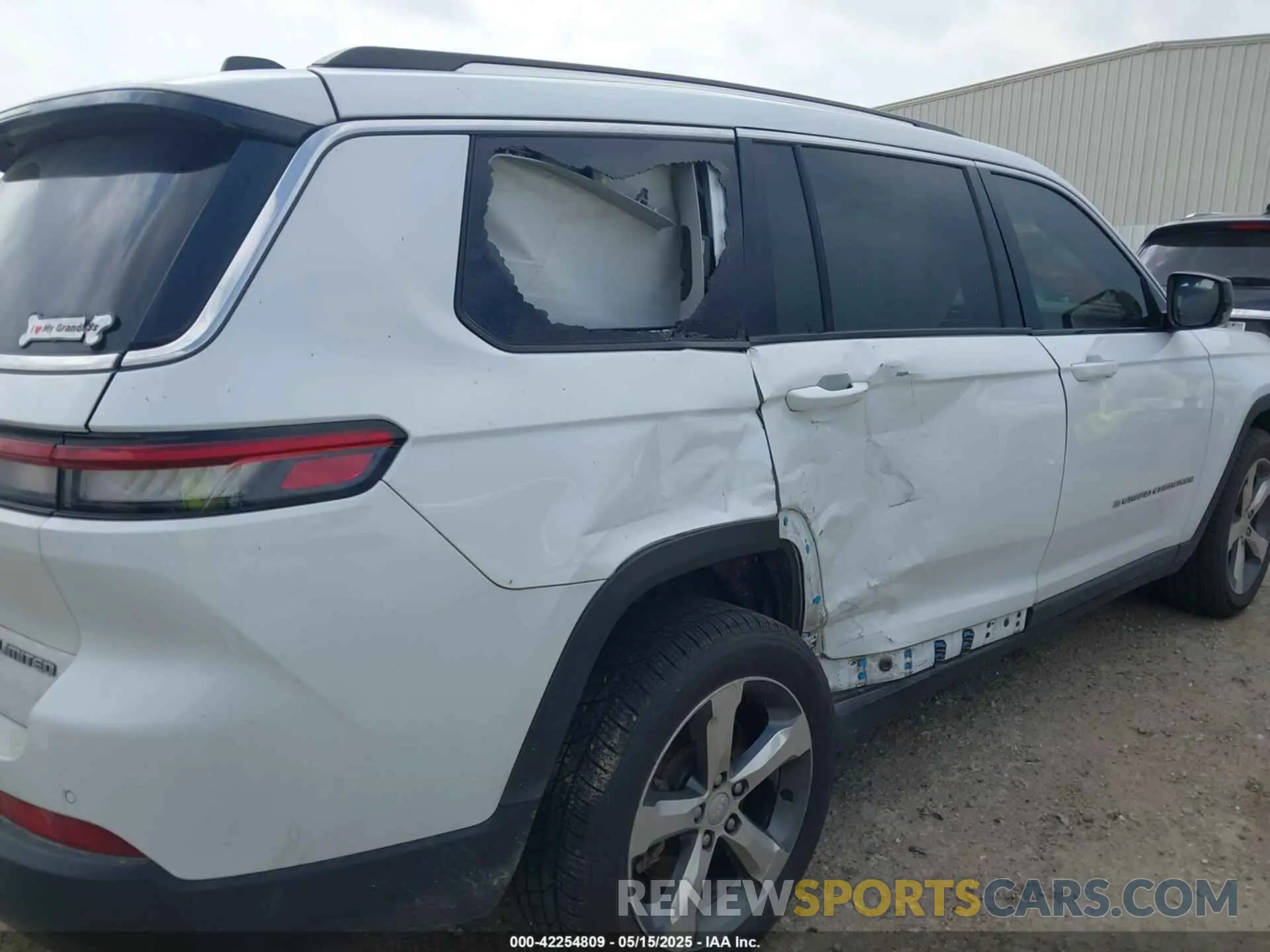 6 Photograph of a damaged car 1C4RJKBG7M8101781 JEEP GRAND CHEROKEE L 2021