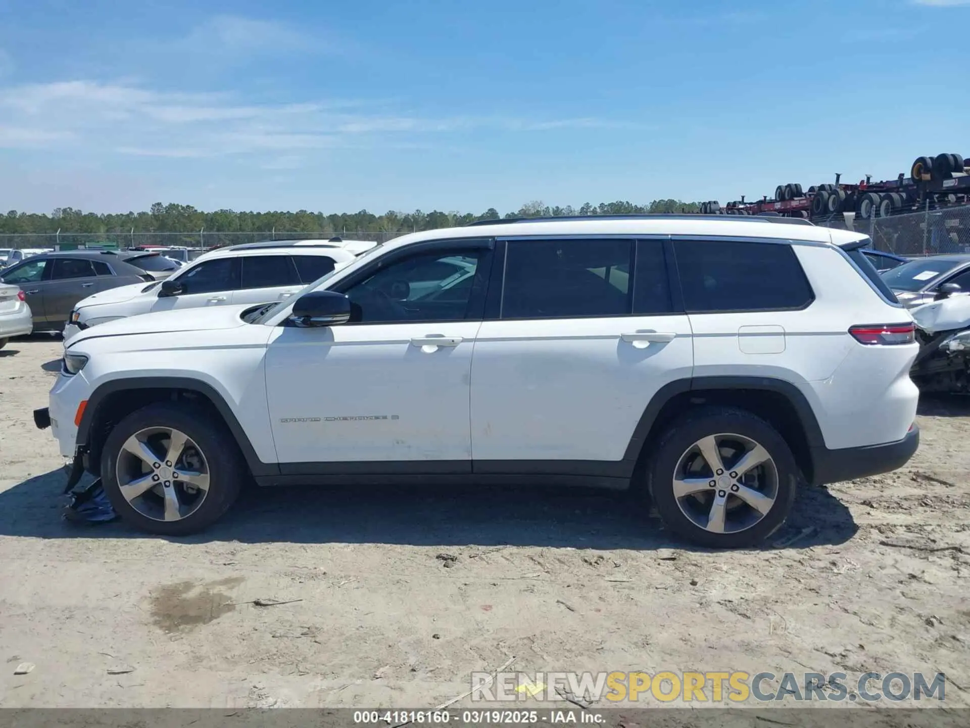 14 Photograph of a damaged car 1C4RJKBG7M8104194 JEEP GRAND CHEROKEE L 2021