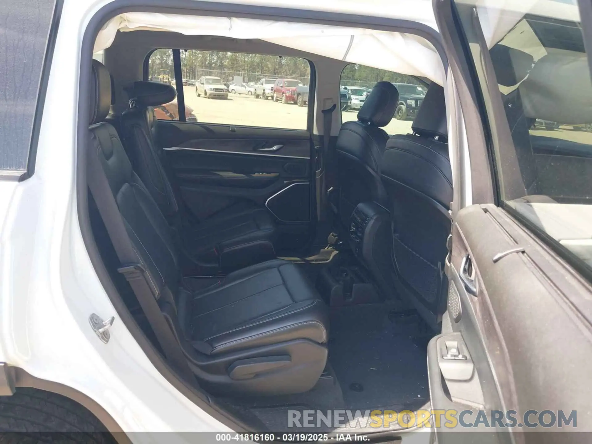 8 Photograph of a damaged car 1C4RJKBG7M8104194 JEEP GRAND CHEROKEE L 2021