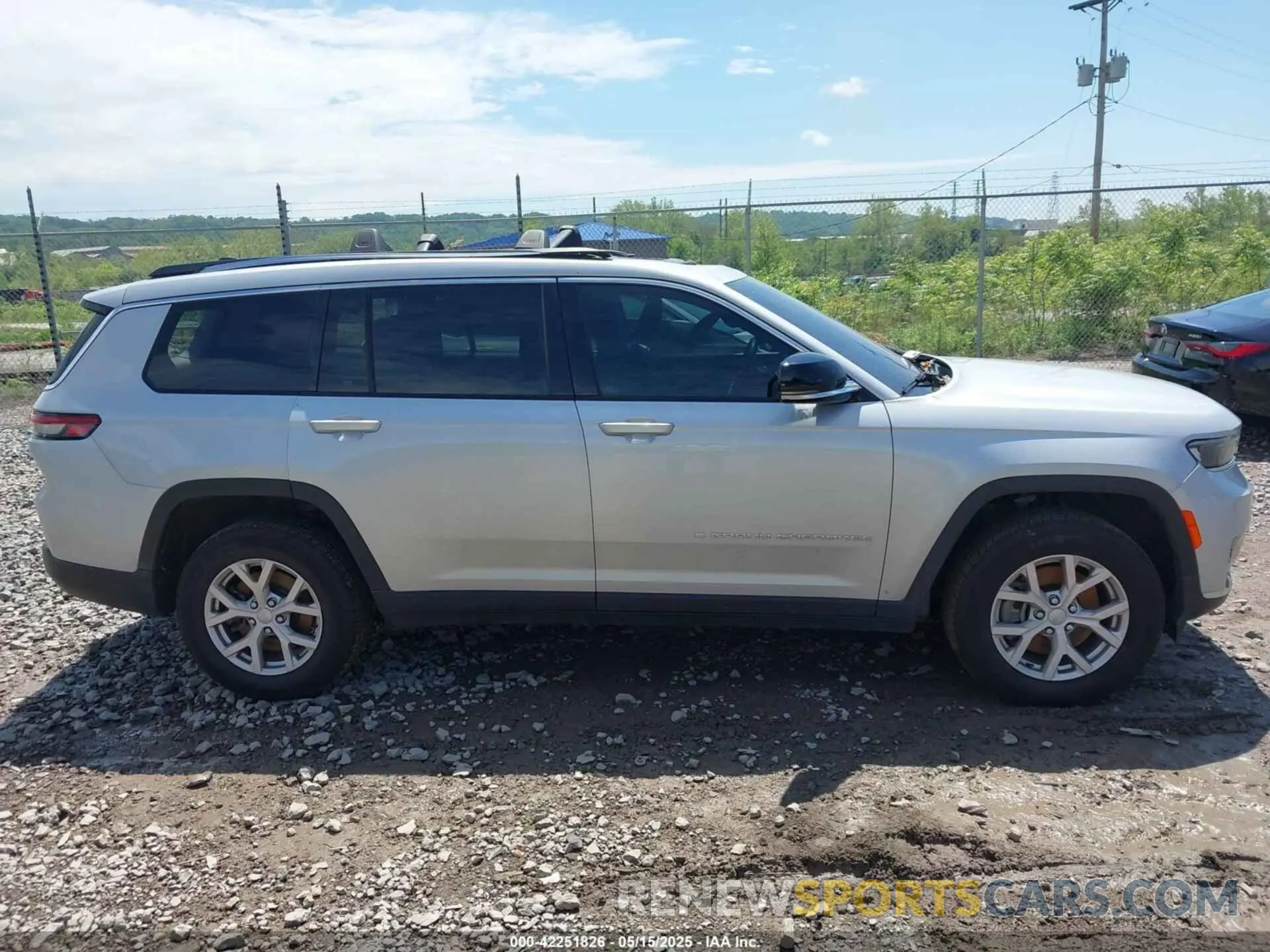 13 Photograph of a damaged car 1C4RJKBG7M8130262 JEEP GRAND CHEROKEE L 2021