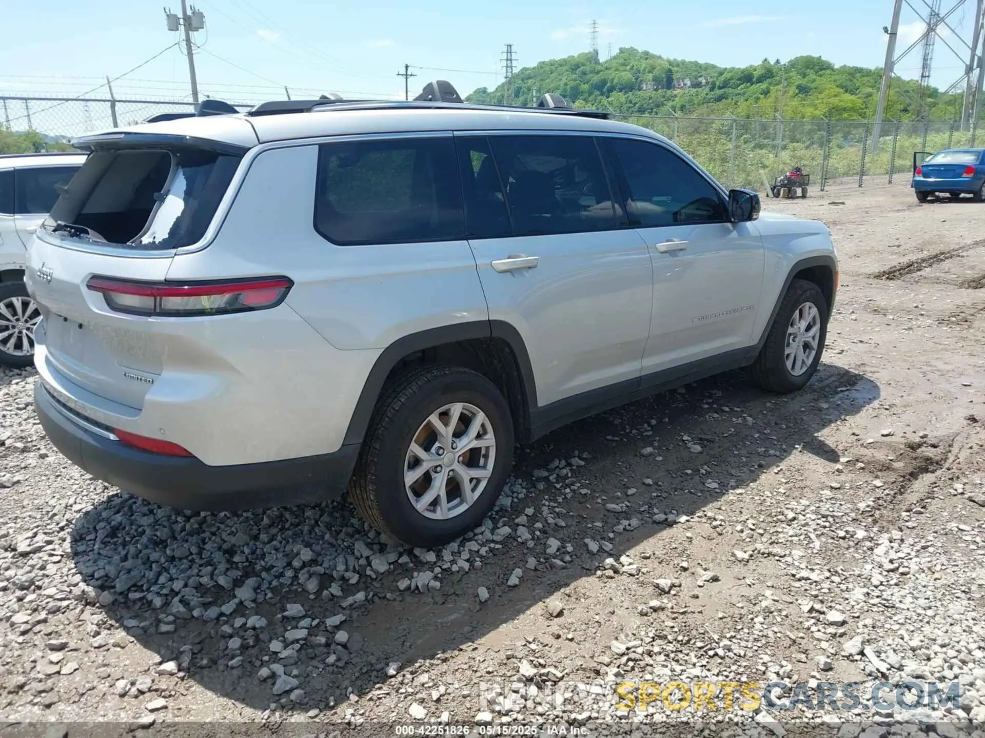 4 Photograph of a damaged car 1C4RJKBG7M8130262 JEEP GRAND CHEROKEE L 2021