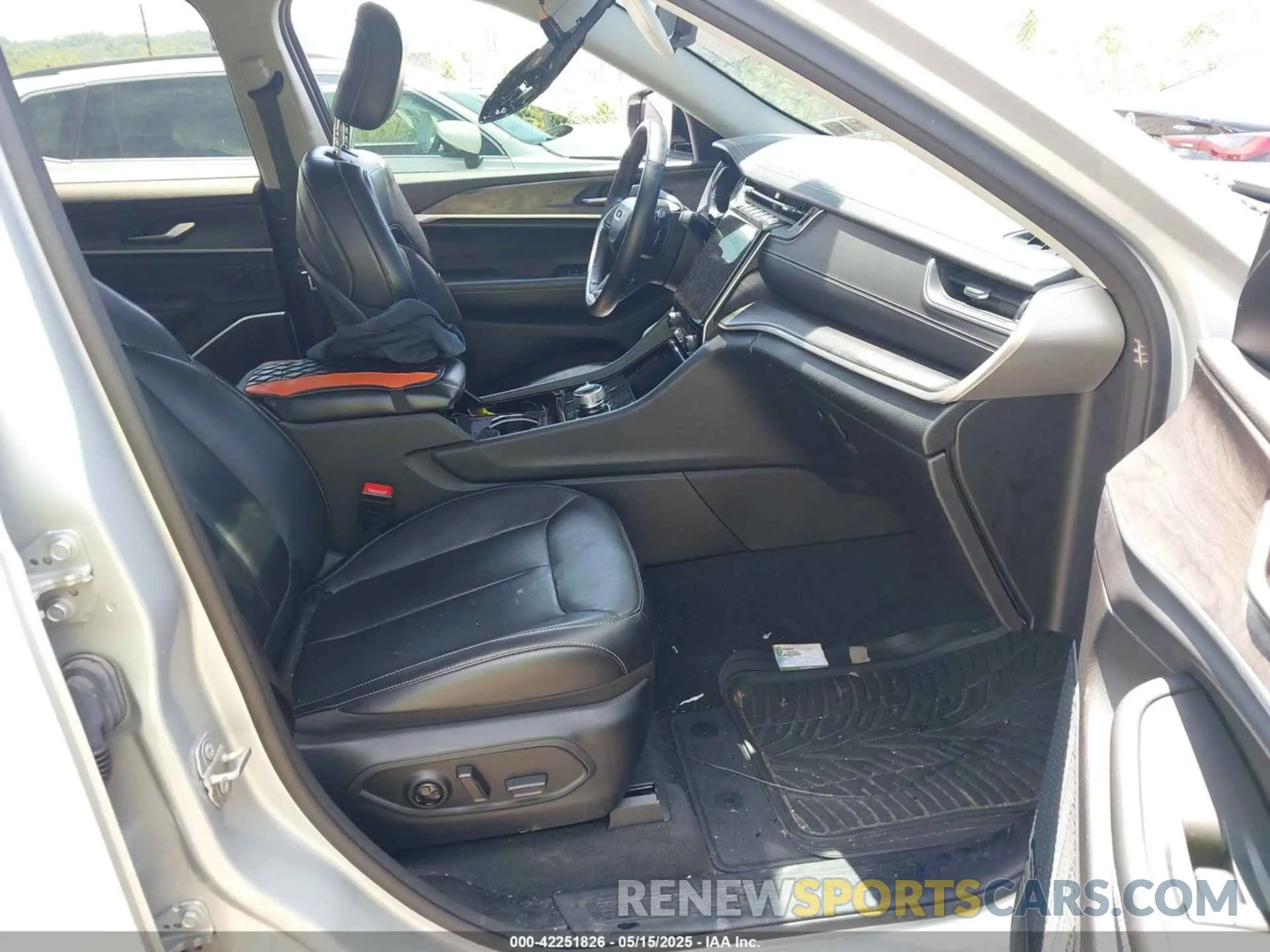 5 Photograph of a damaged car 1C4RJKBG7M8130262 JEEP GRAND CHEROKEE L 2021