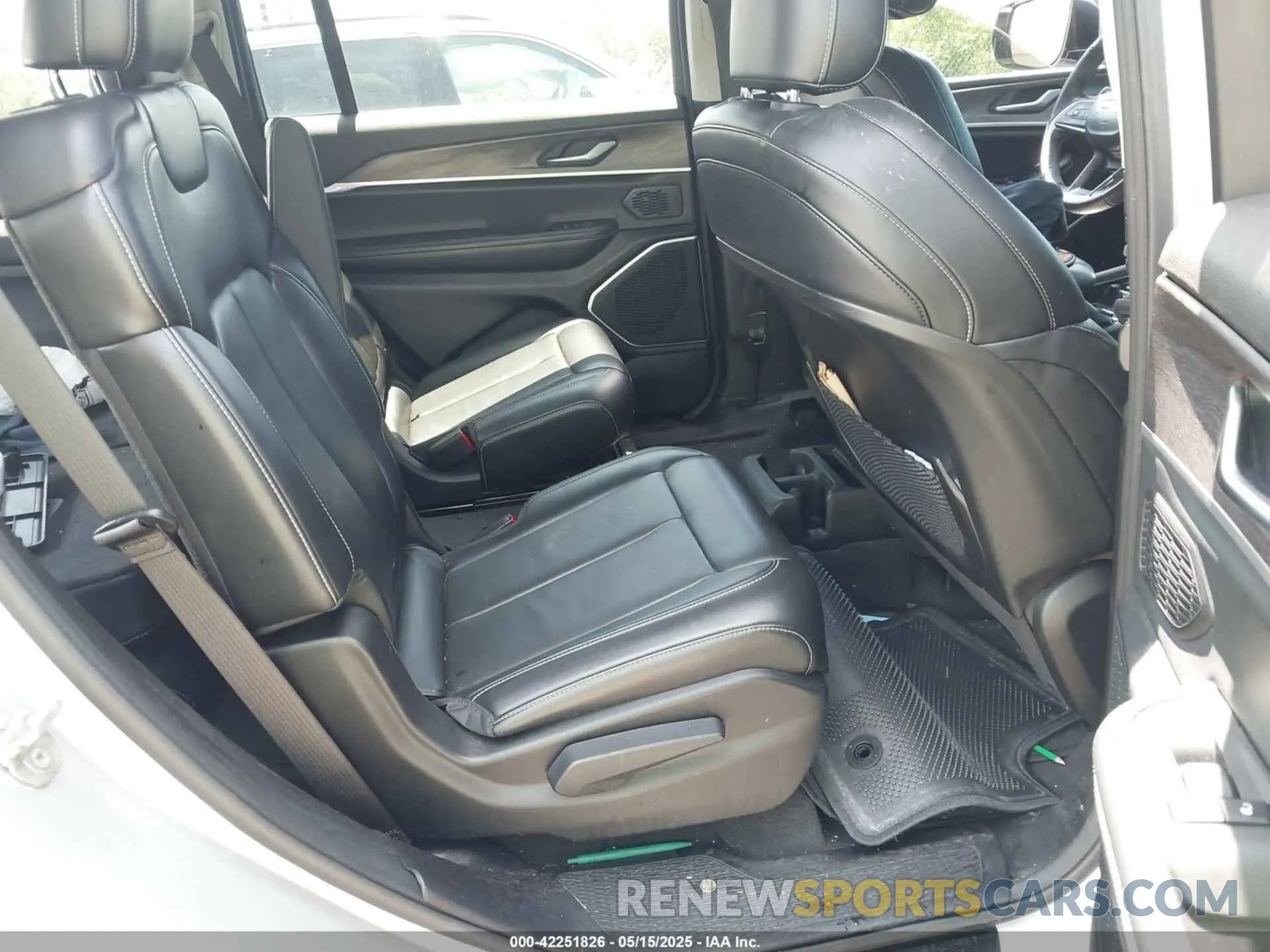 8 Photograph of a damaged car 1C4RJKBG7M8130262 JEEP GRAND CHEROKEE L 2021