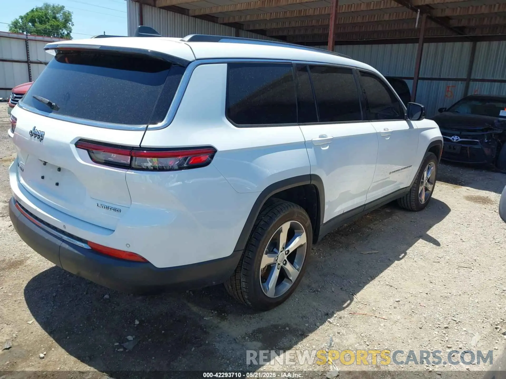 4 Photograph of a damaged car 1C4RJKBG7M8191045 JEEP GRAND CHEROKEE L 2021