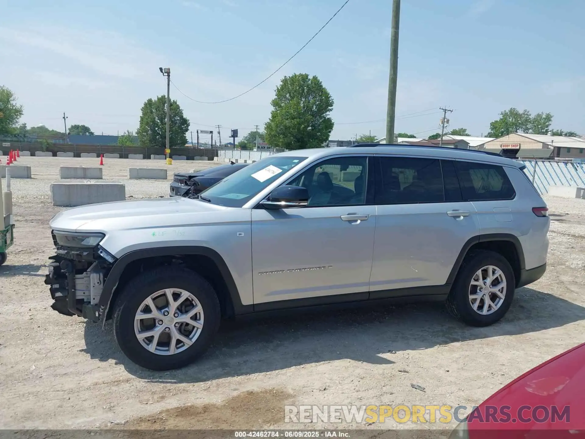 14 Photograph of a damaged car 1C4RJKBG8M8140265 JEEP GRAND CHEROKEE L 2021