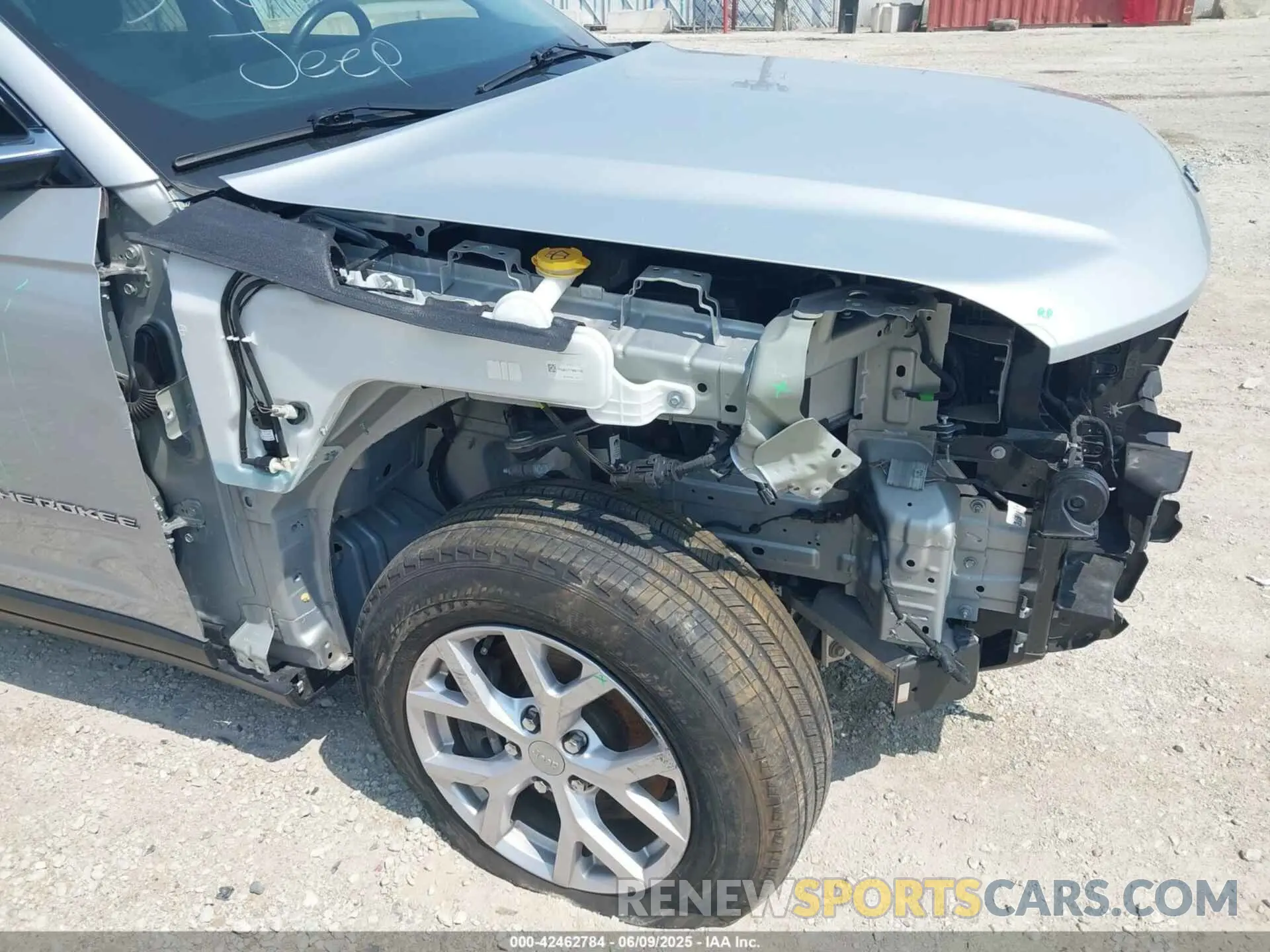 18 Photograph of a damaged car 1C4RJKBG8M8140265 JEEP GRAND CHEROKEE L 2021