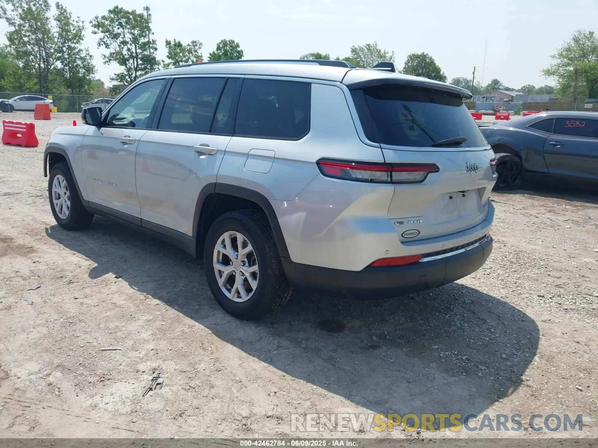 3 Photograph of a damaged car 1C4RJKBG8M8140265 JEEP GRAND CHEROKEE L 2021
