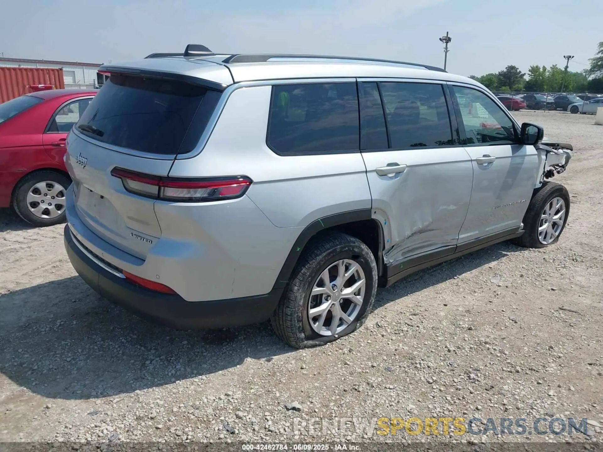 4 Photograph of a damaged car 1C4RJKBG8M8140265 JEEP GRAND CHEROKEE L 2021