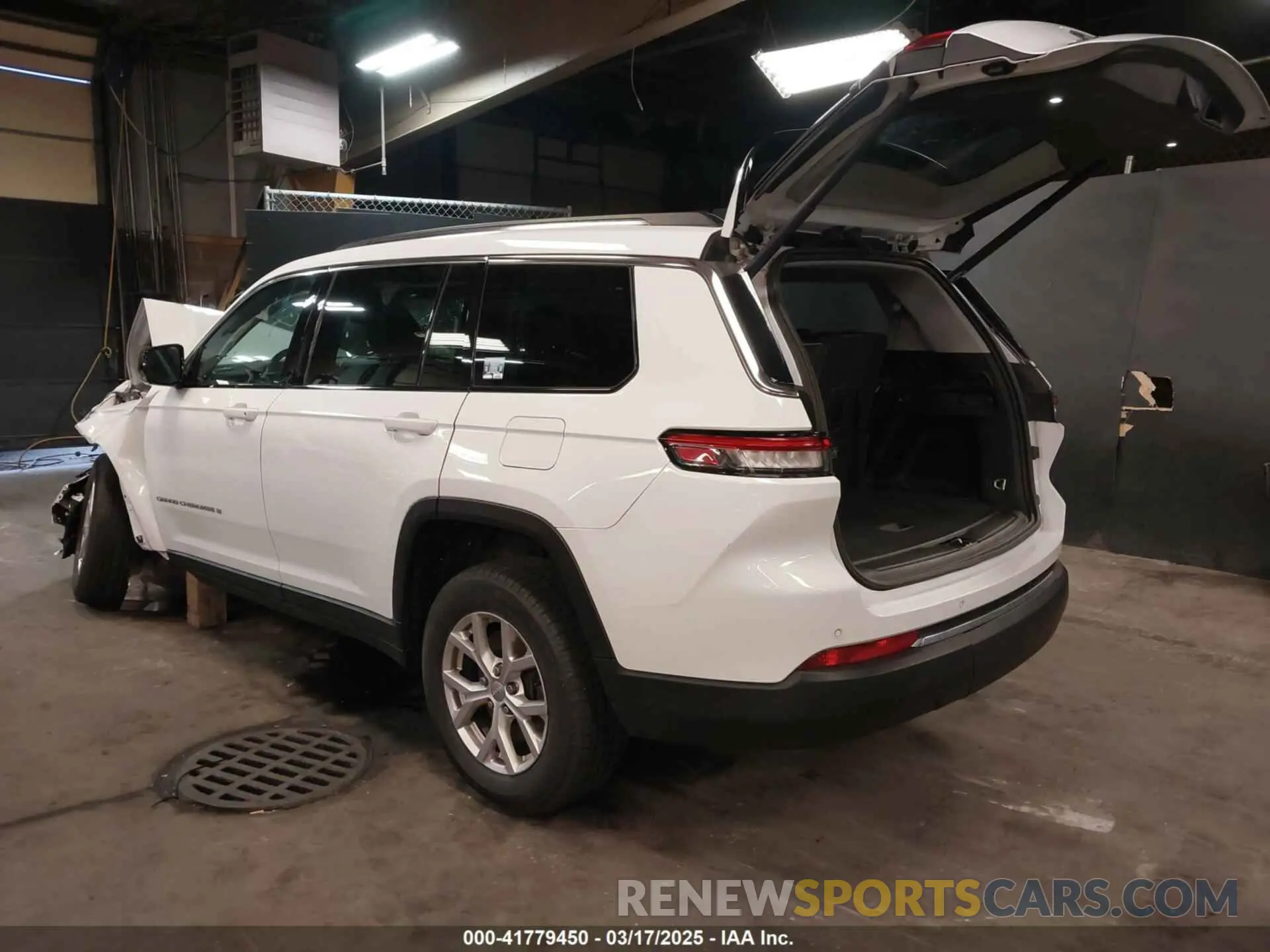 3 Photograph of a damaged car 1C4RJKBG8M8142906 JEEP GRAND CHEROKEE L 2021