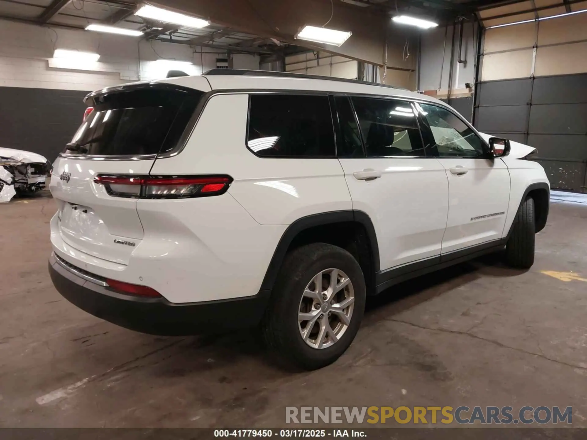 4 Photograph of a damaged car 1C4RJKBG8M8142906 JEEP GRAND CHEROKEE L 2021