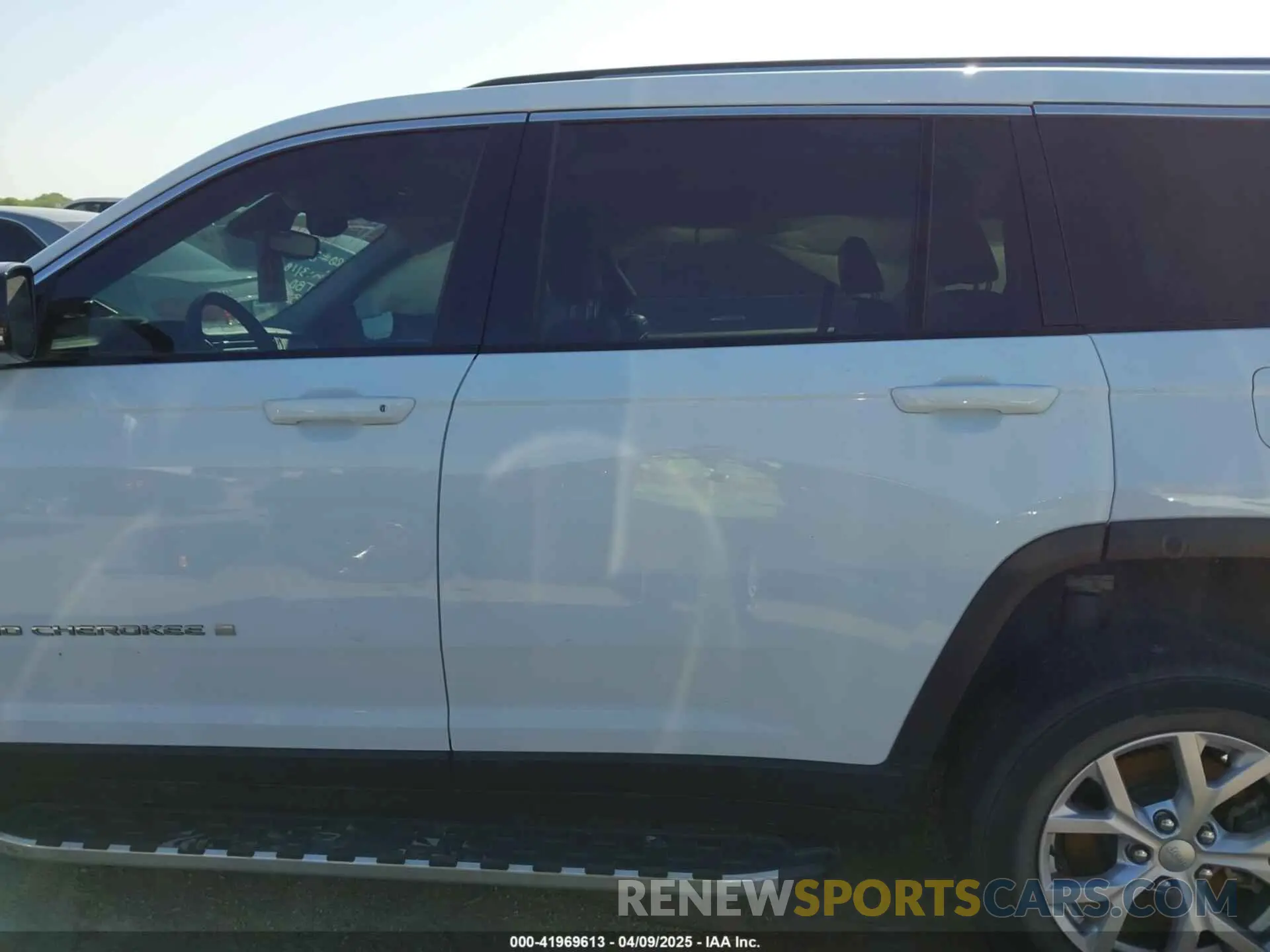 14 Photograph of a damaged car 1C4RJKBG9M8106626 JEEP GRAND CHEROKEE L 2021
