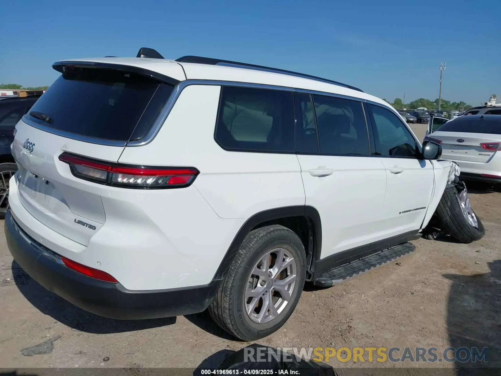 4 Photograph of a damaged car 1C4RJKBG9M8106626 JEEP GRAND CHEROKEE L 2021
