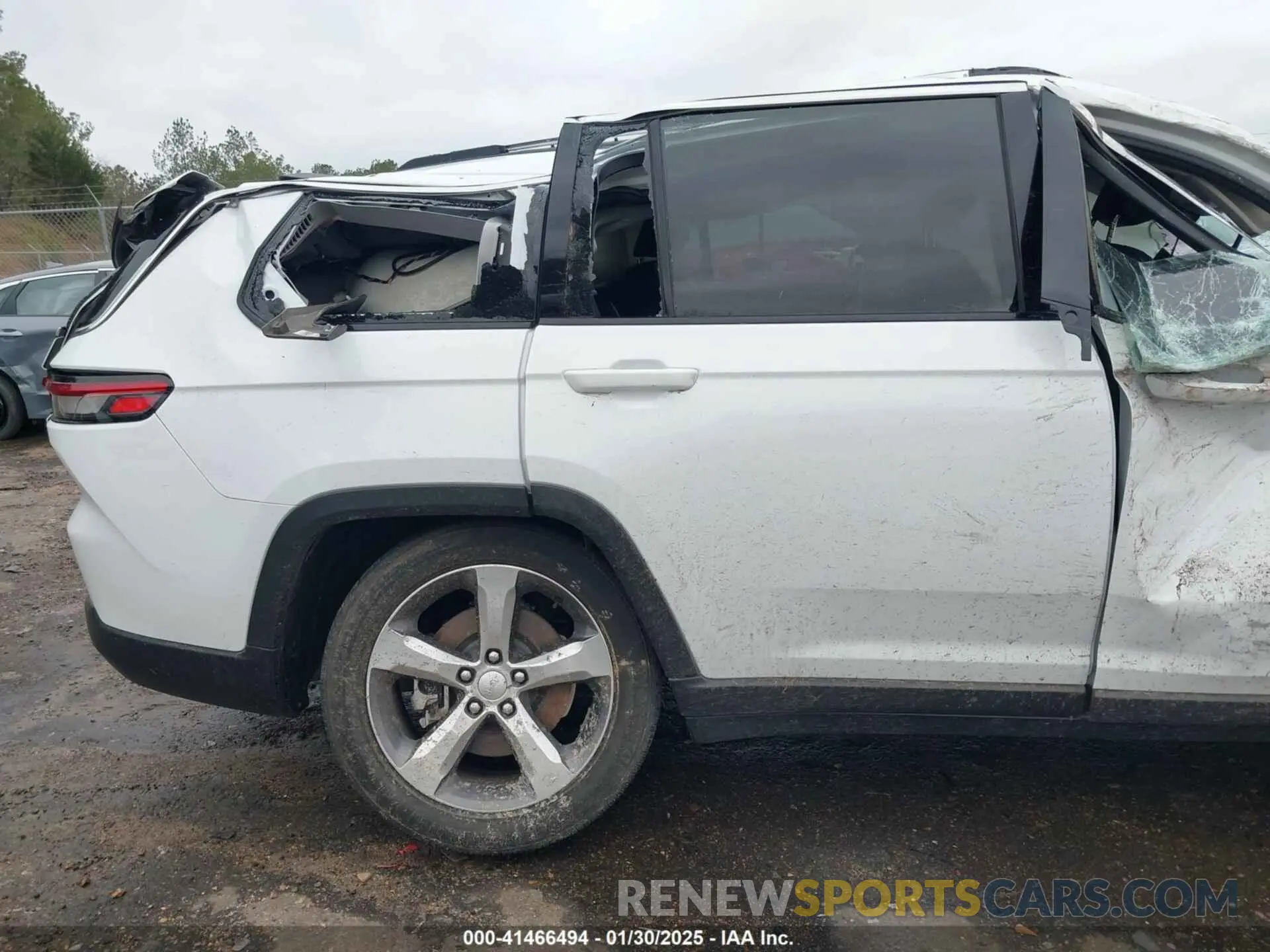 13 Photograph of a damaged car 1C4RJKBG9M8206323 JEEP GRAND CHEROKEE L 2021