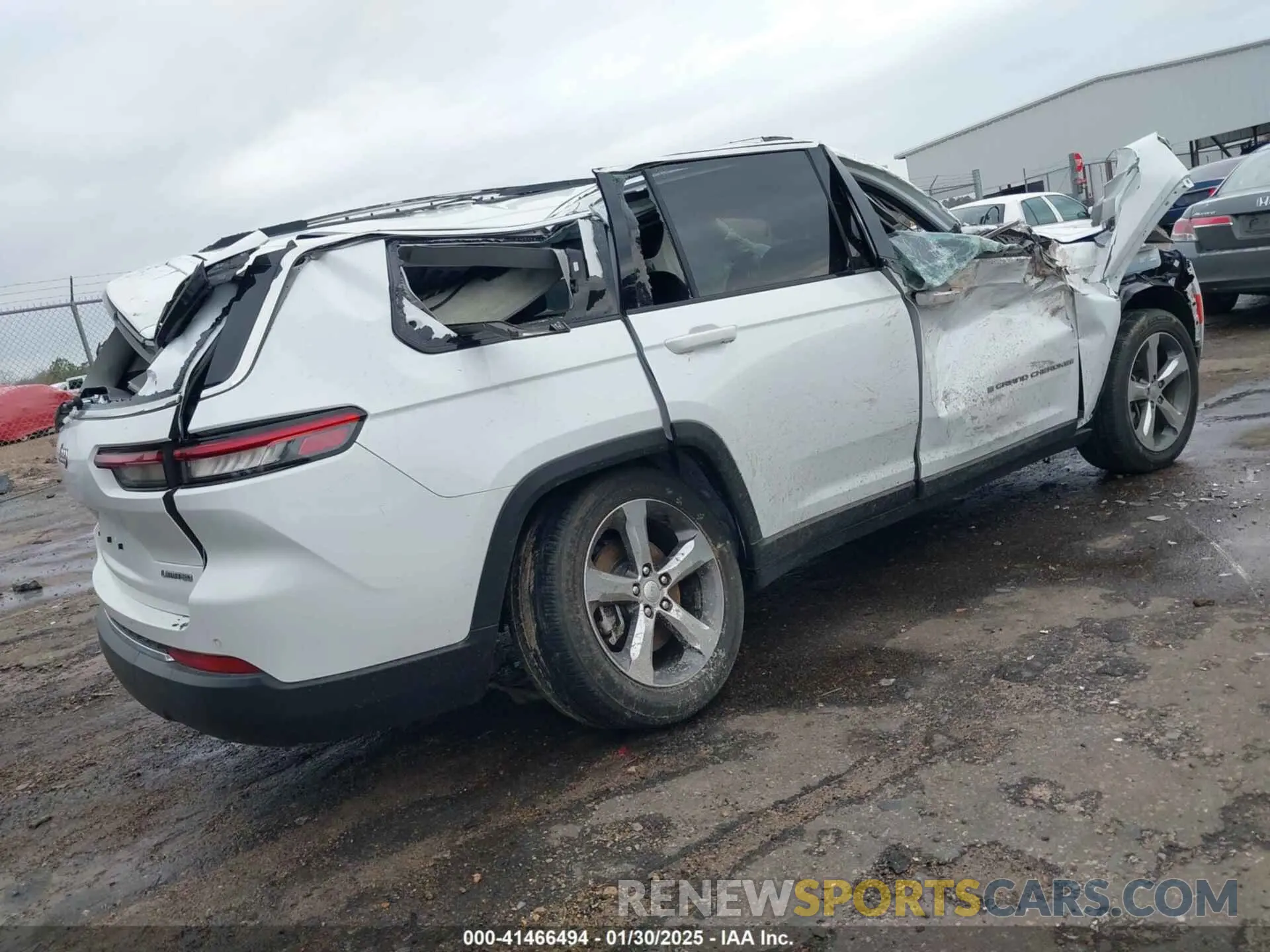 4 Photograph of a damaged car 1C4RJKBG9M8206323 JEEP GRAND CHEROKEE L 2021
