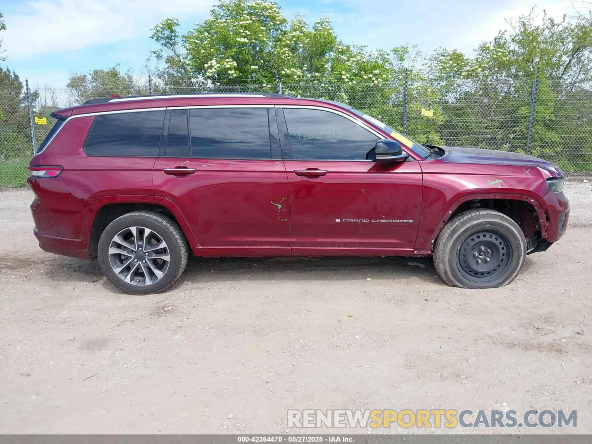 13 Photograph of a damaged car 1C4RJKDG1M8181222 JEEP GRAND CHEROKEE L 2021