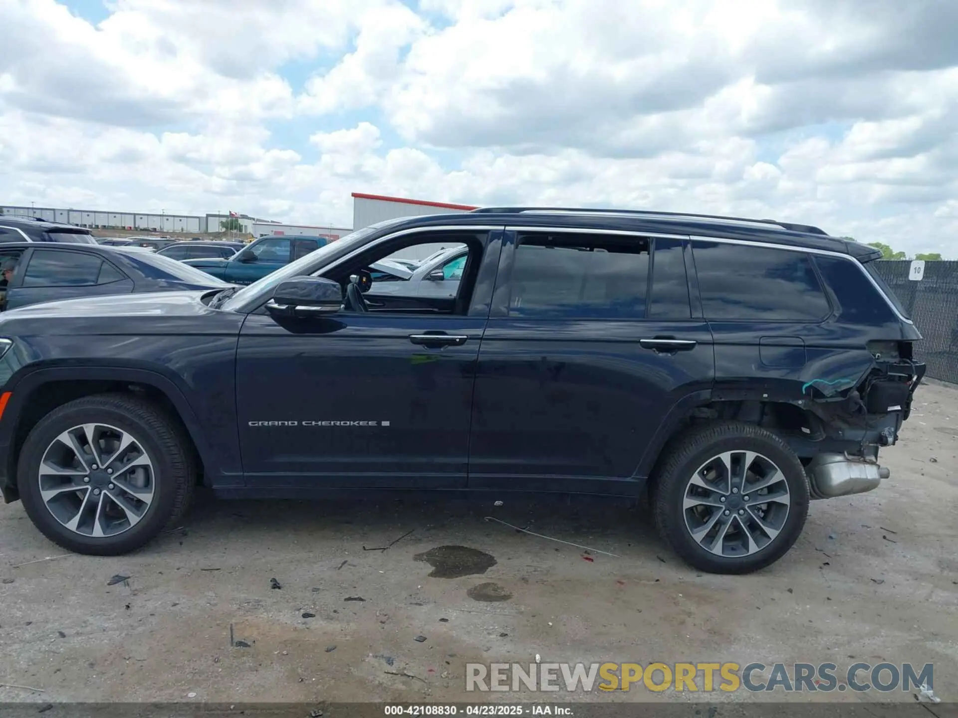 14 Photograph of a damaged car 1C4RJKDG2M8132417 JEEP GRAND CHEROKEE L 2021