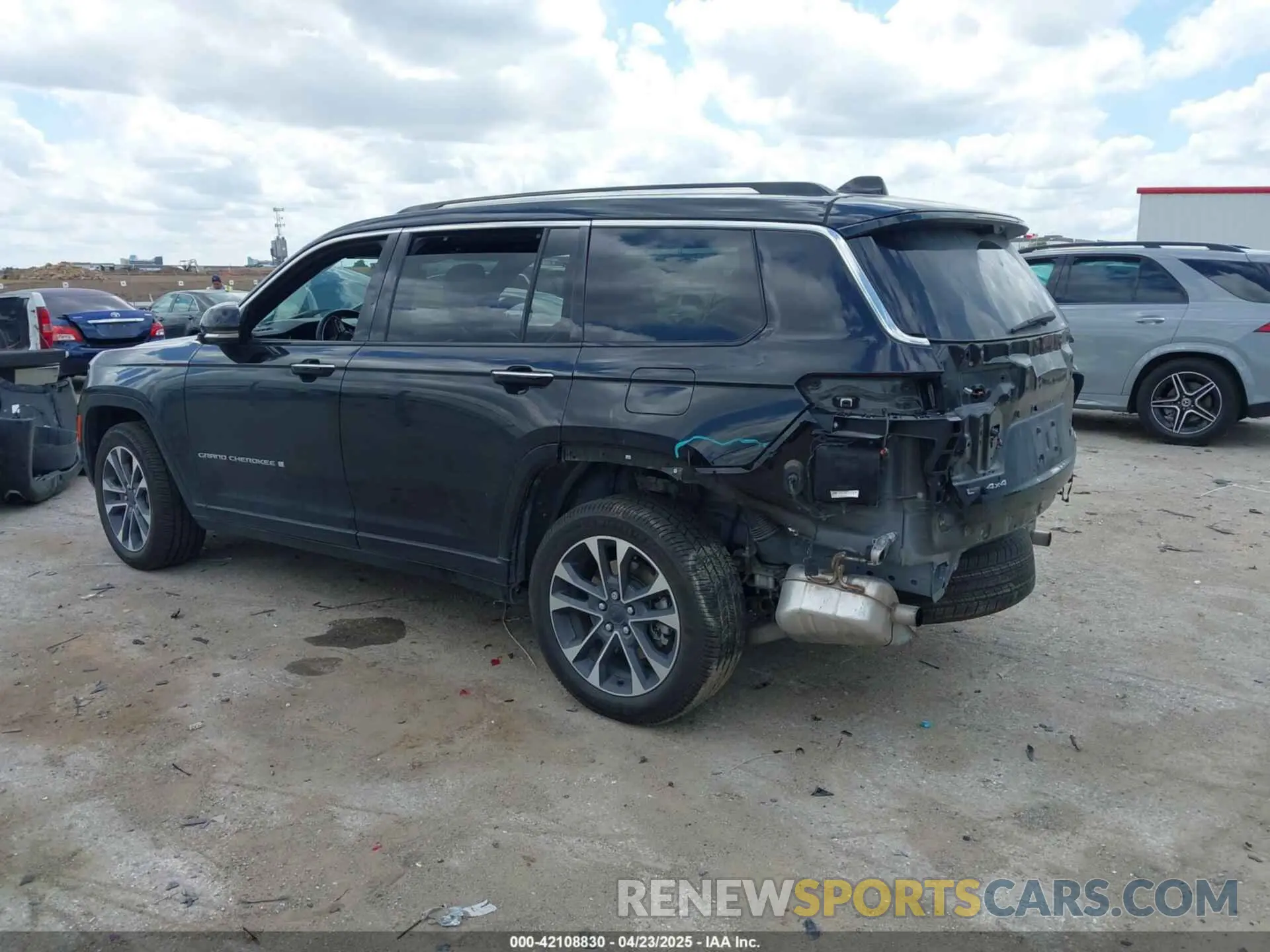 3 Photograph of a damaged car 1C4RJKDG2M8132417 JEEP GRAND CHEROKEE L 2021