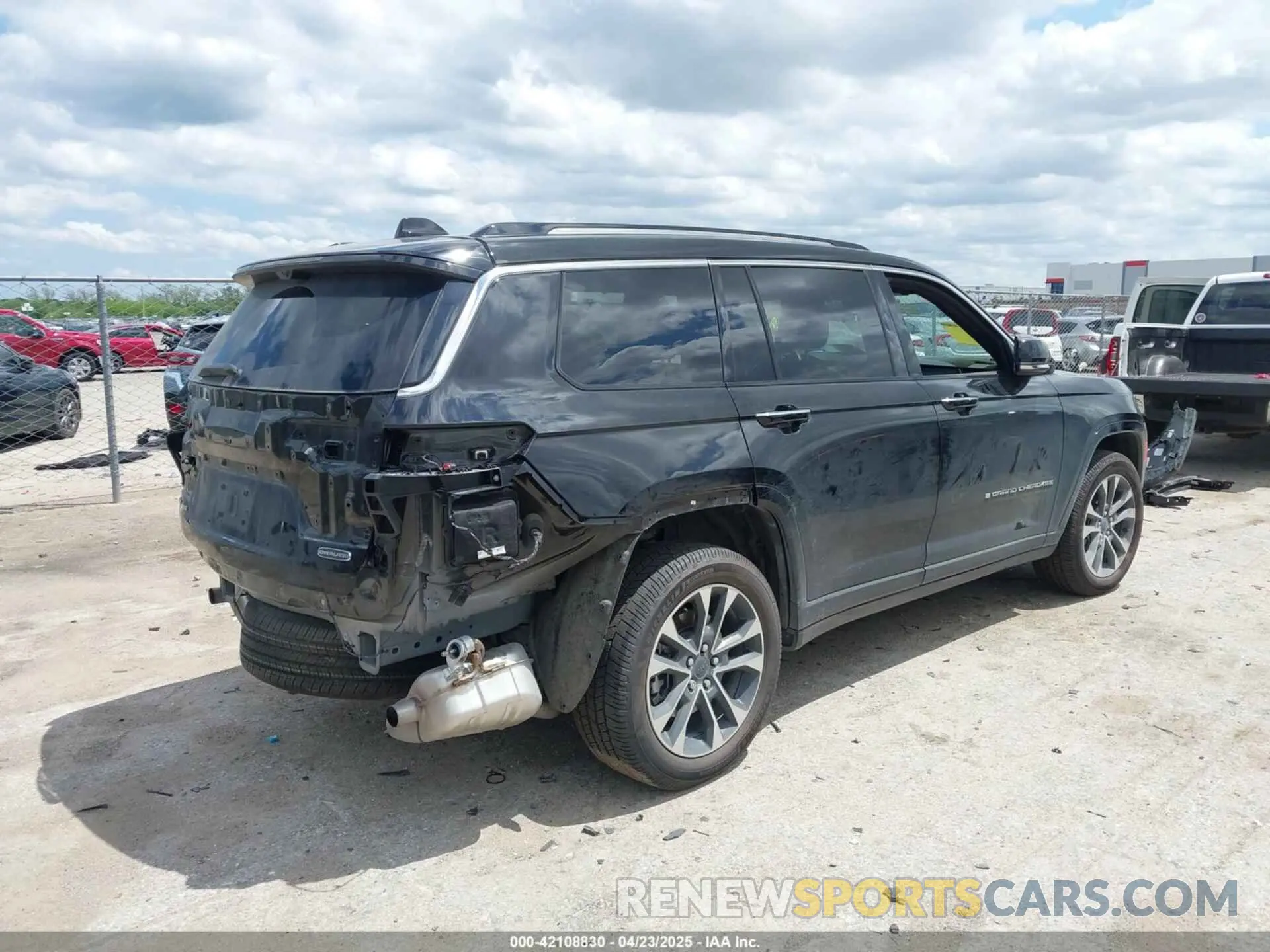 4 Photograph of a damaged car 1C4RJKDG2M8132417 JEEP GRAND CHEROKEE L 2021