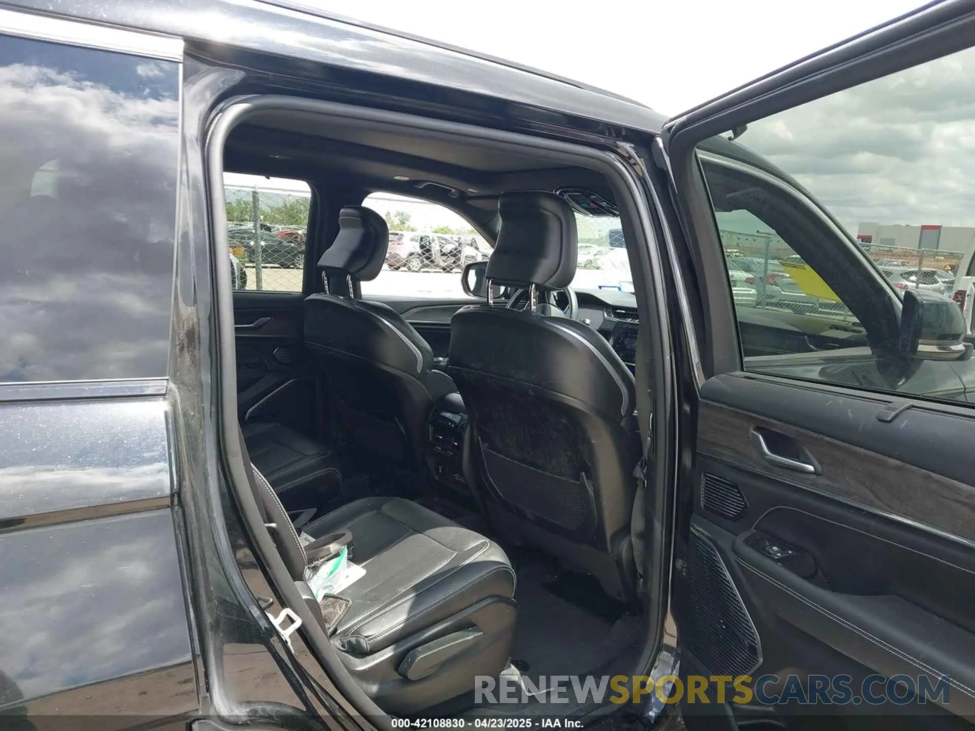 8 Photograph of a damaged car 1C4RJKDG2M8132417 JEEP GRAND CHEROKEE L 2021