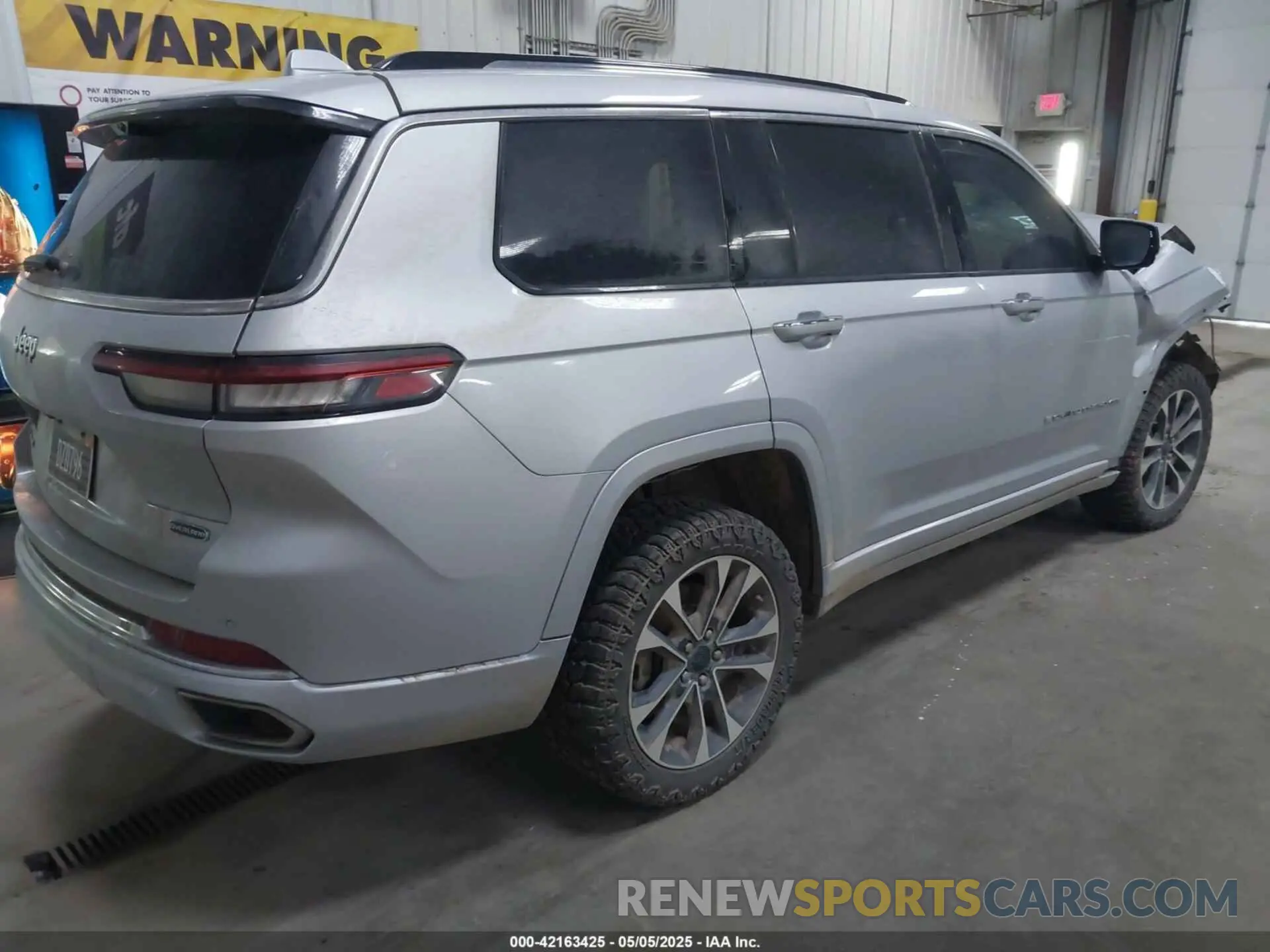 4 Photograph of a damaged car 1C4RJKDG3M8119823 JEEP GRAND CHEROKEE L 2021