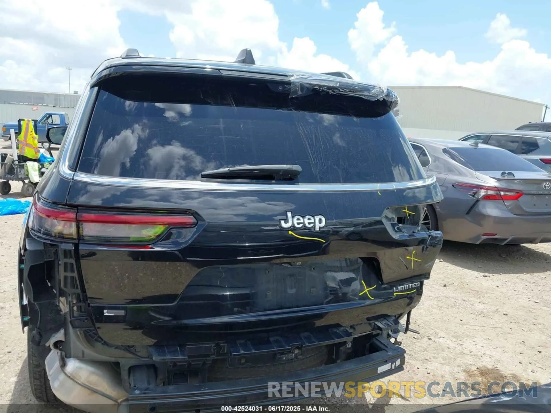 17 Photograph of a damaged car 1C4RJJBG8N8613450 JEEP GRAND CHEROKEE L 2022