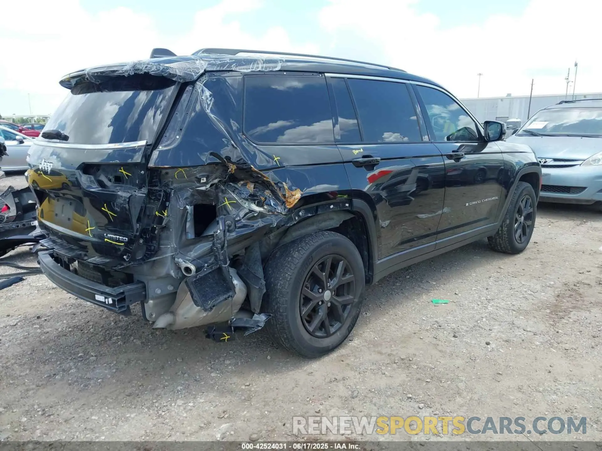 4 Photograph of a damaged car 1C4RJJBG8N8613450 JEEP GRAND CHEROKEE L 2022