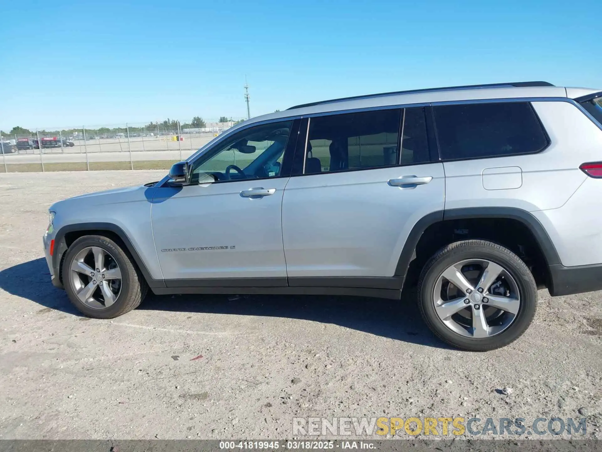 14 Photograph of a damaged car 1C4RJJBGXN8528951 JEEP GRAND CHEROKEE L 2022