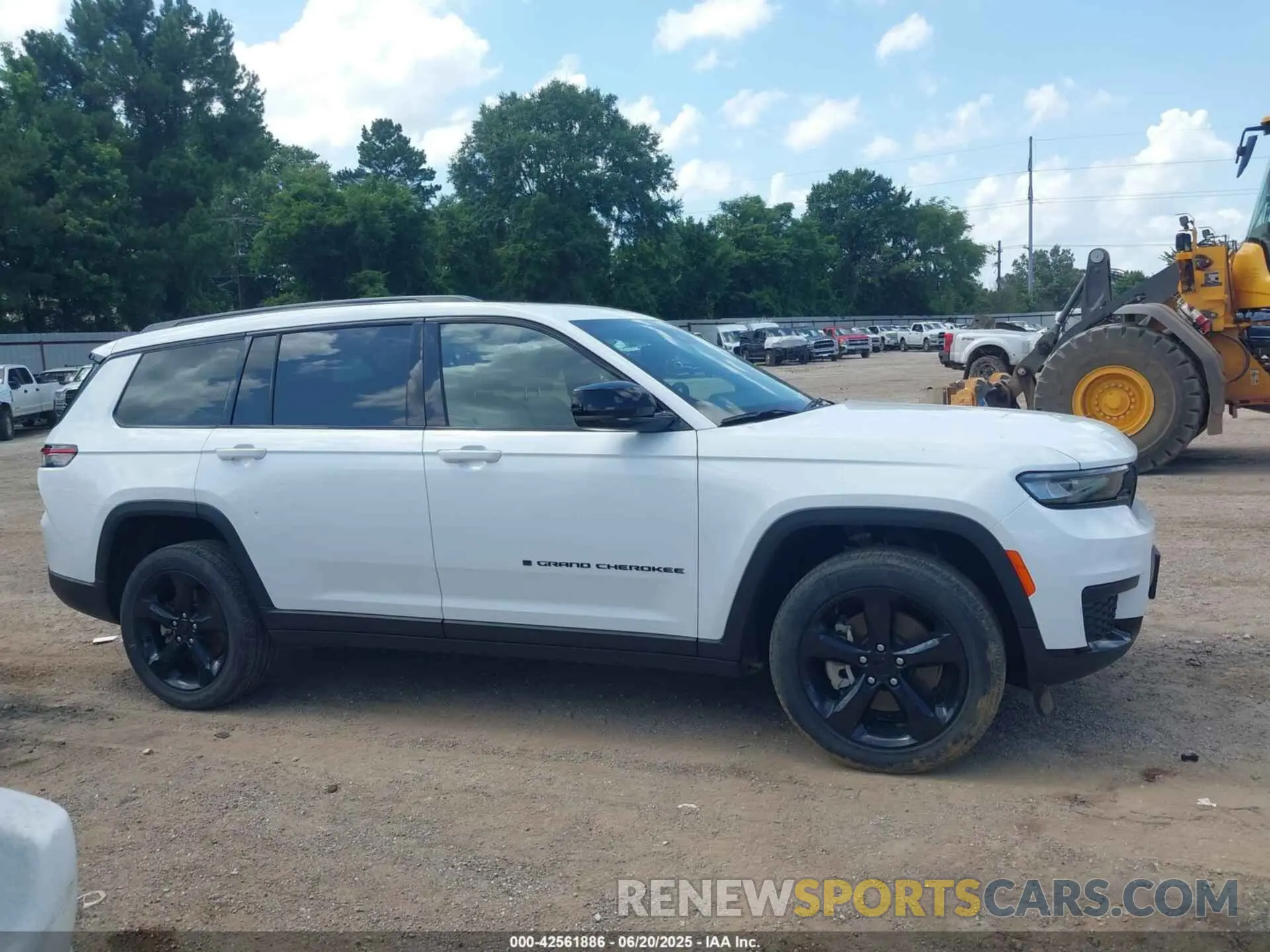 13 Photograph of a damaged car 1C4RJKAGXN8504527 JEEP GRAND CHEROKEE L 2022