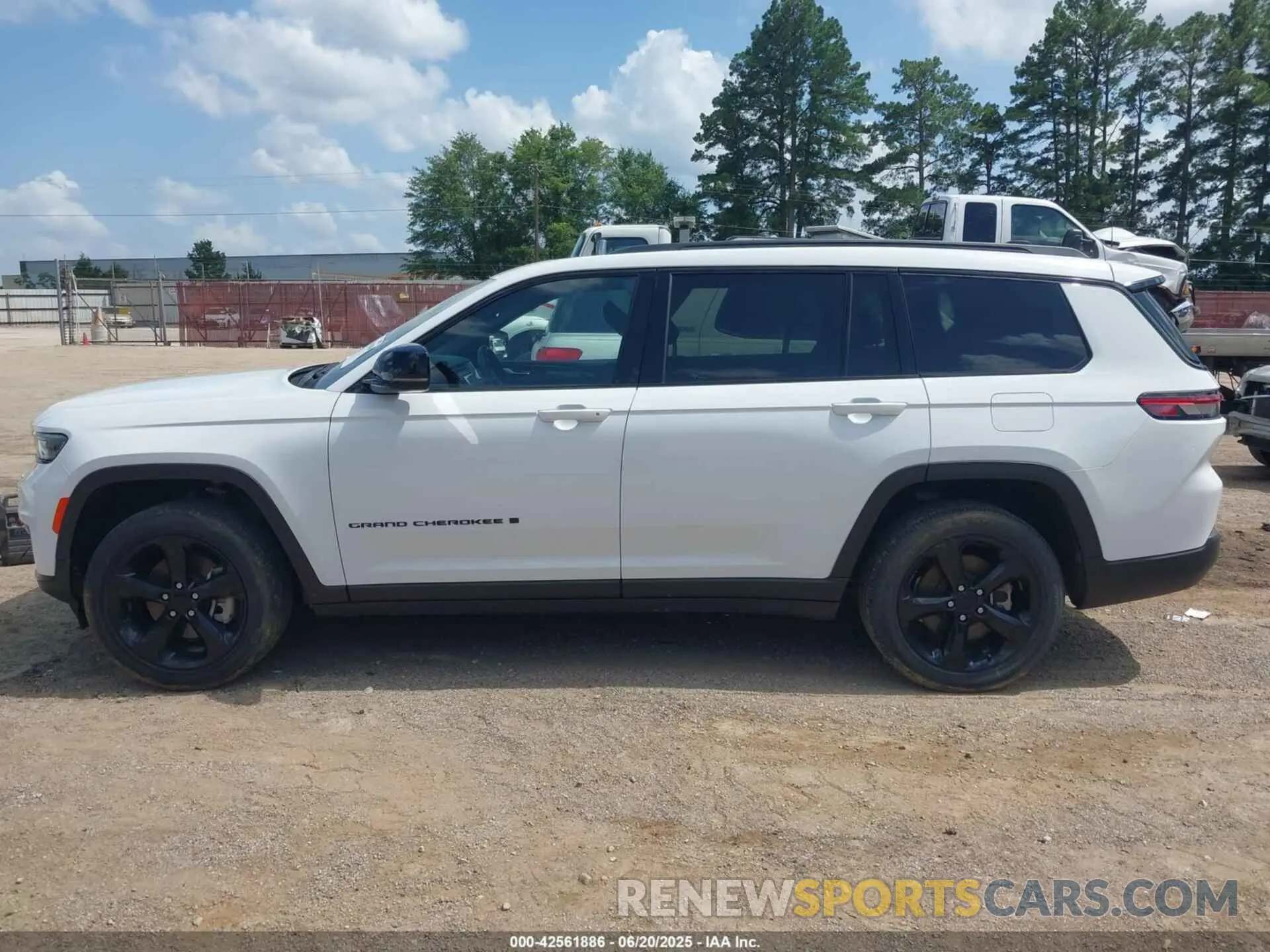 14 Photograph of a damaged car 1C4RJKAGXN8504527 JEEP GRAND CHEROKEE L 2022
