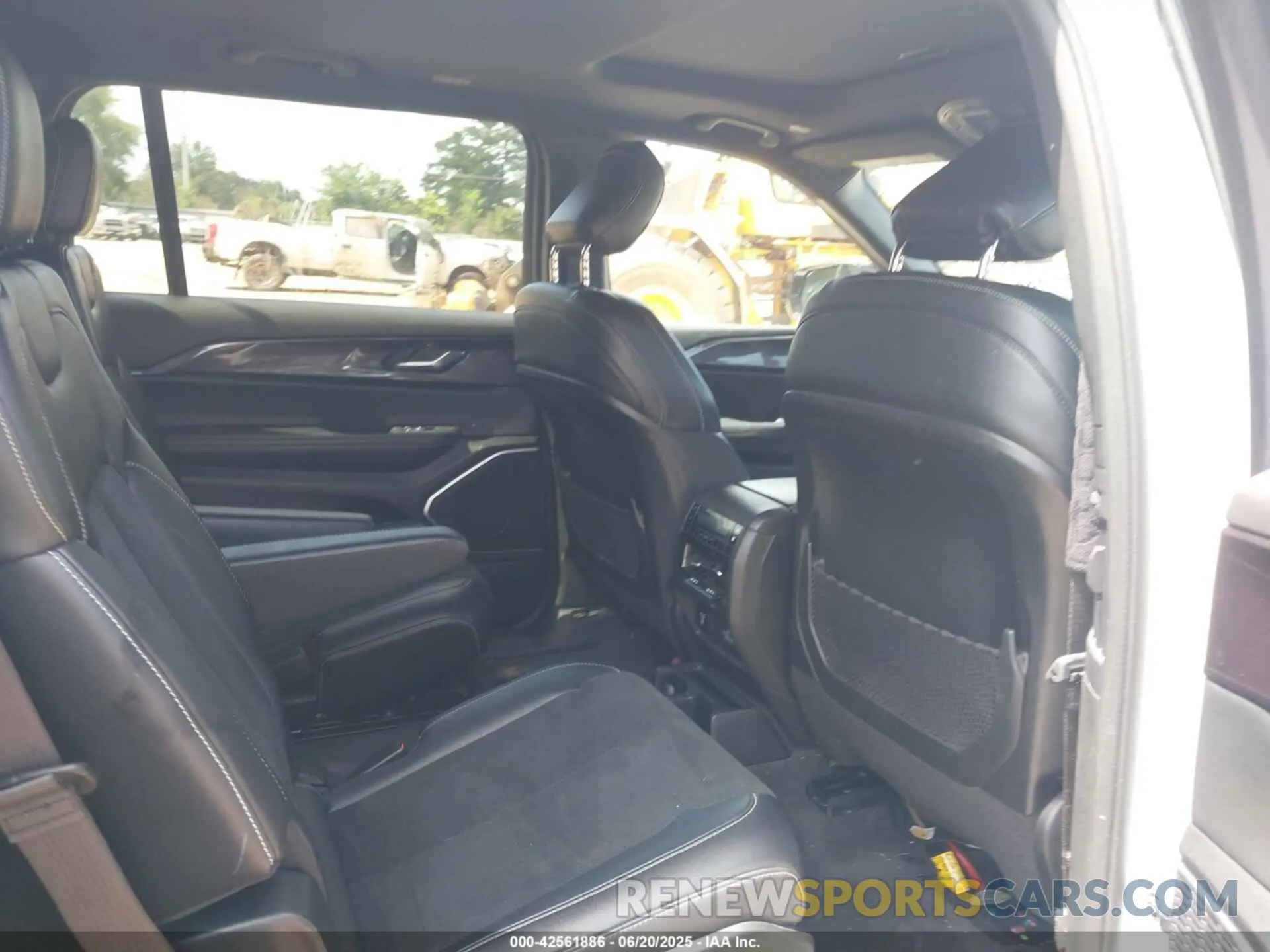8 Photograph of a damaged car 1C4RJKAGXN8504527 JEEP GRAND CHEROKEE L 2022