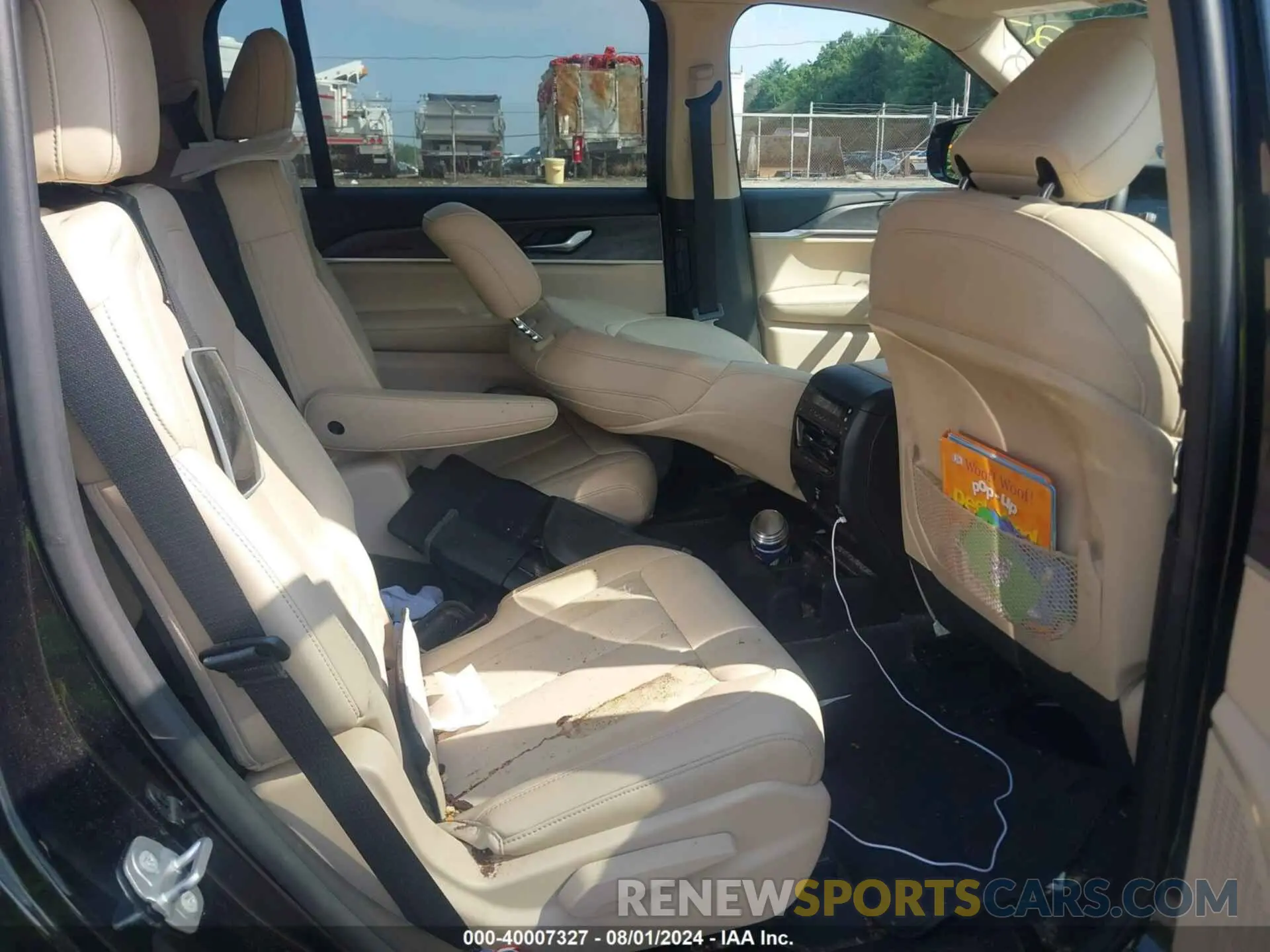 8 Photograph of a damaged car 1C4RJKBG1N8513907 JEEP GRAND CHEROKEE L 2022