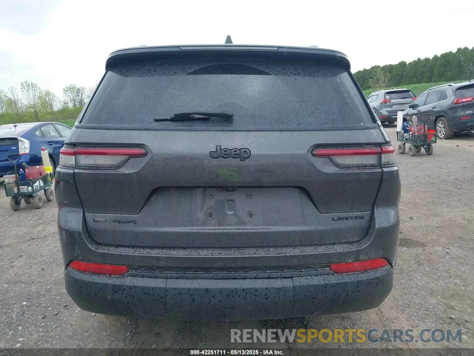 17 Photograph of a damaged car 1C4RJKBG6N8557384 JEEP GRAND CHEROKEE L 2022