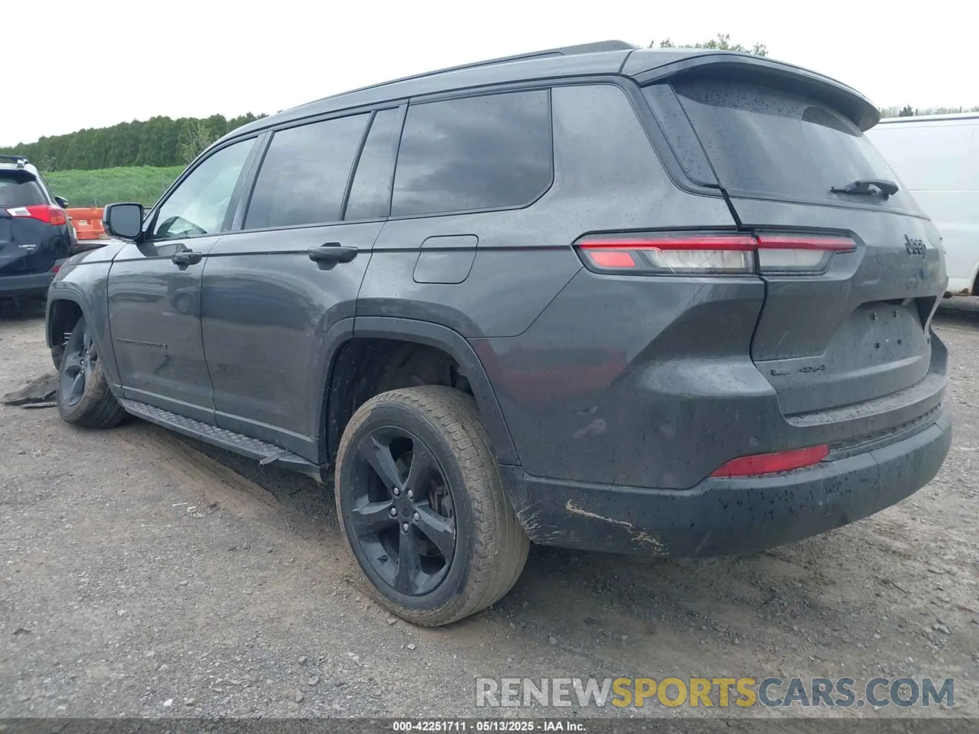 3 Photograph of a damaged car 1C4RJKBG6N8557384 JEEP GRAND CHEROKEE L 2022