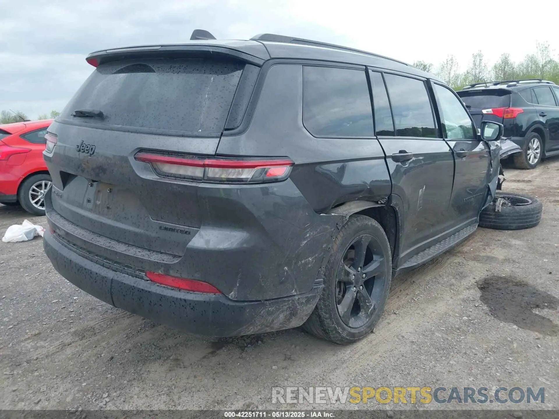 4 Photograph of a damaged car 1C4RJKBG6N8557384 JEEP GRAND CHEROKEE L 2022
