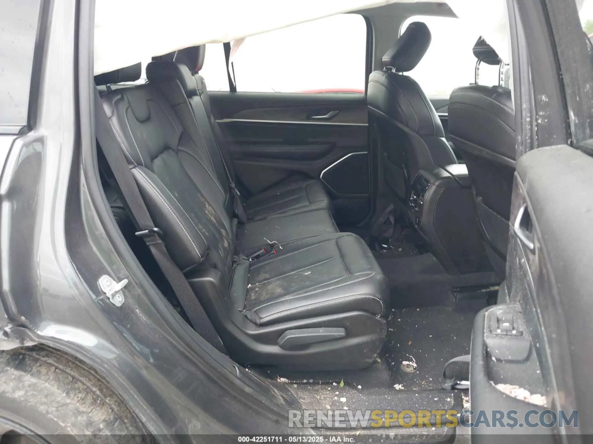 8 Photograph of a damaged car 1C4RJKBG6N8557384 JEEP GRAND CHEROKEE L 2022