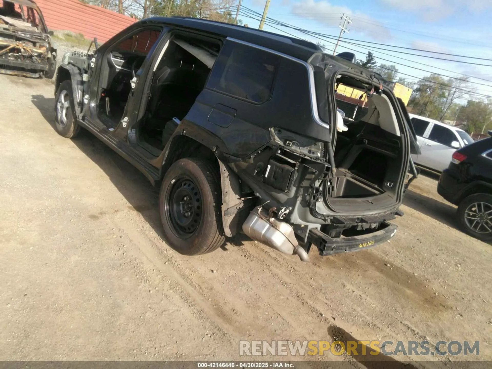 3 Photograph of a damaged car 1C4RJKBG6N8618328 JEEP GRAND CHEROKEE L 2022