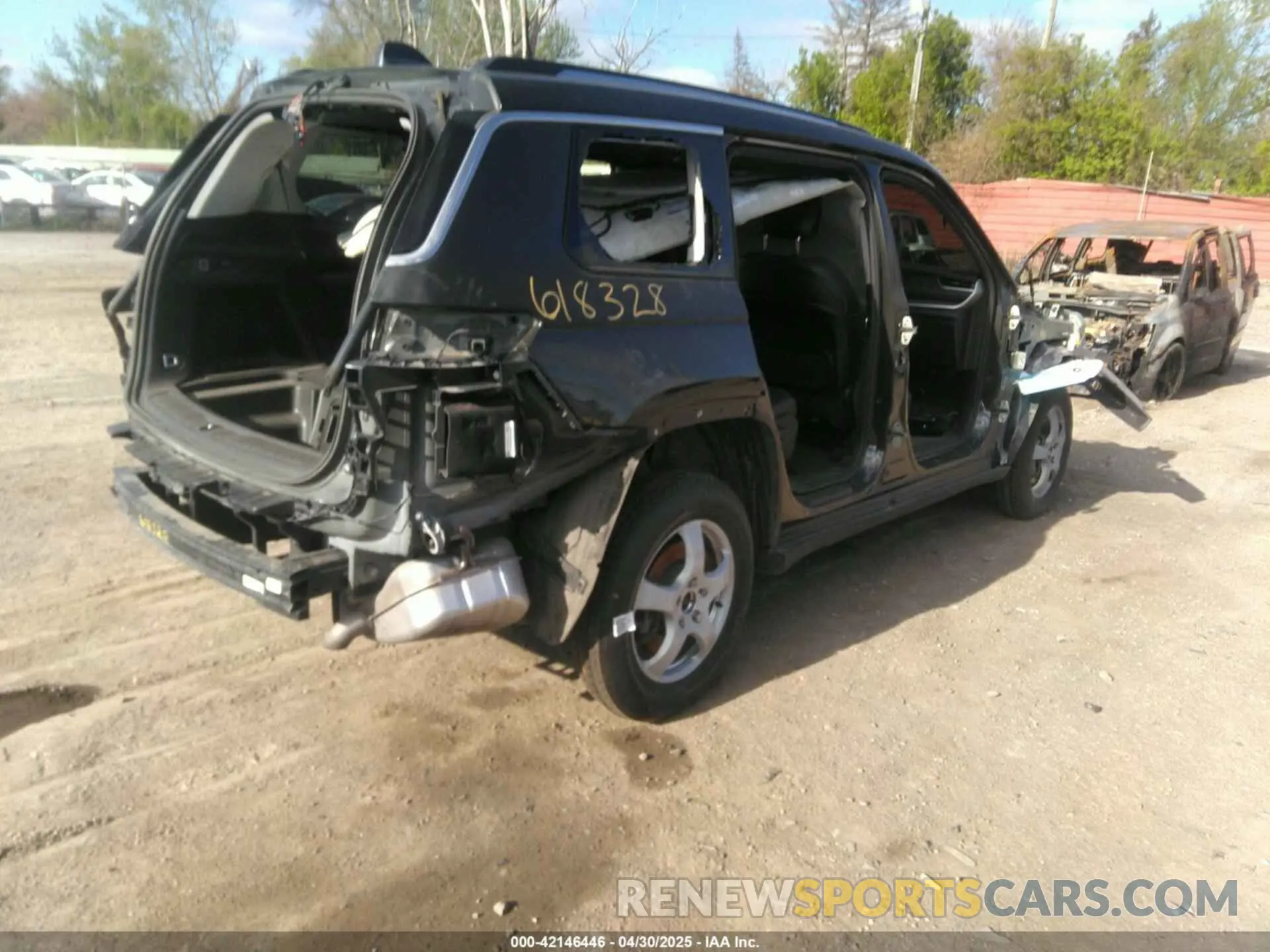 4 Photograph of a damaged car 1C4RJKBG6N8618328 JEEP GRAND CHEROKEE L 2022