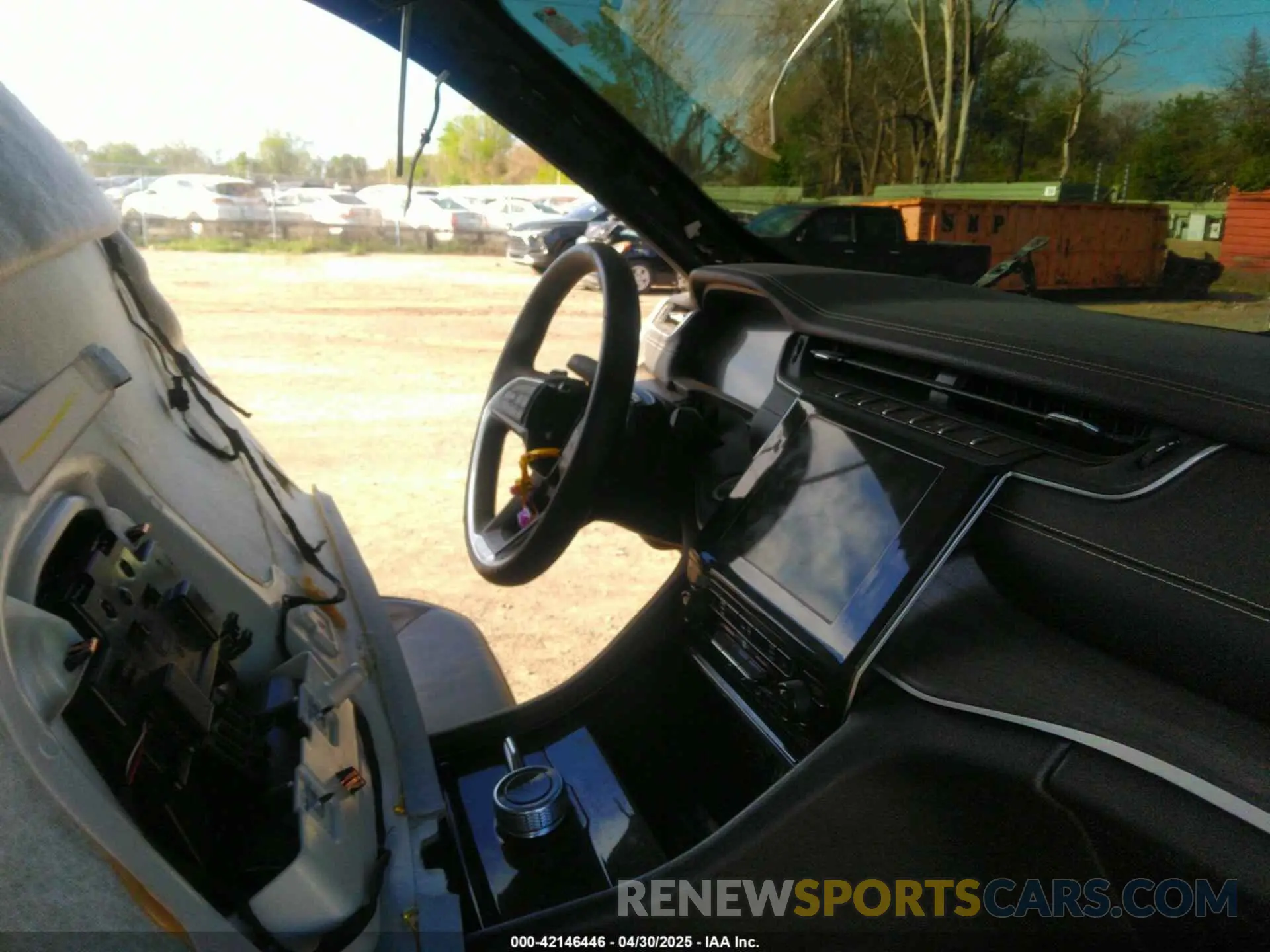 5 Photograph of a damaged car 1C4RJKBG6N8618328 JEEP GRAND CHEROKEE L 2022
