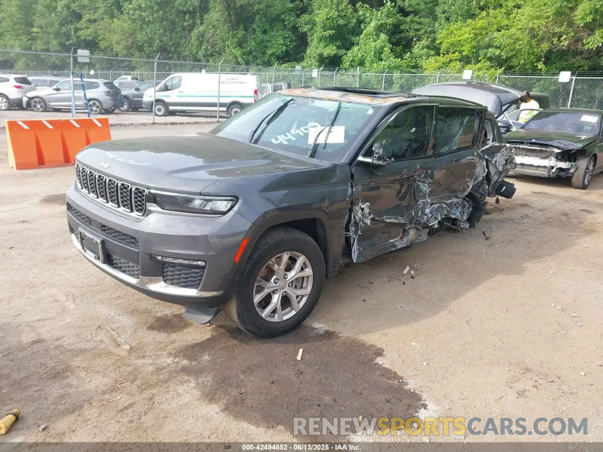 2 Photograph of a damaged car 1C4RJKBG7N8626731 JEEP GRAND CHEROKEE L 2022