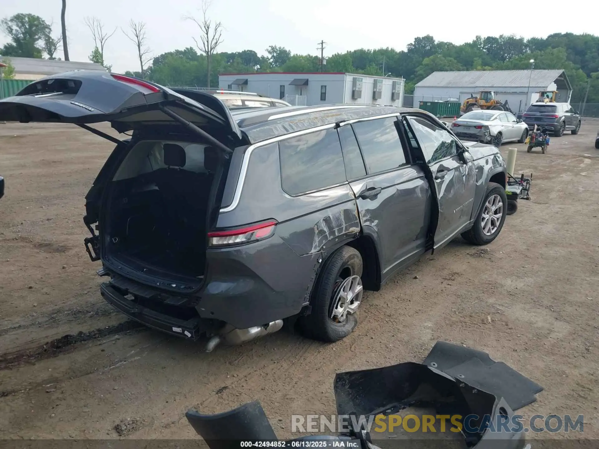 4 Photograph of a damaged car 1C4RJKBG7N8626731 JEEP GRAND CHEROKEE L 2022