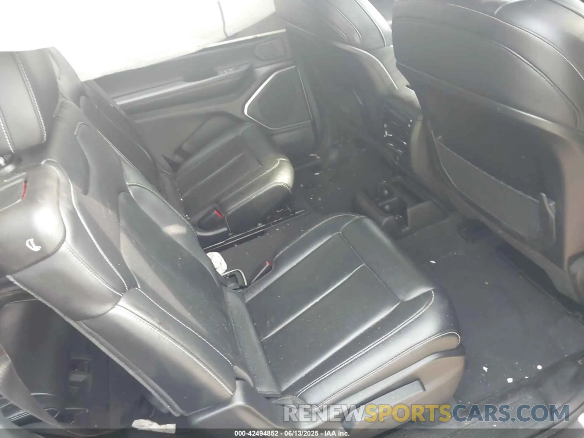 8 Photograph of a damaged car 1C4RJKBG7N8626731 JEEP GRAND CHEROKEE L 2022