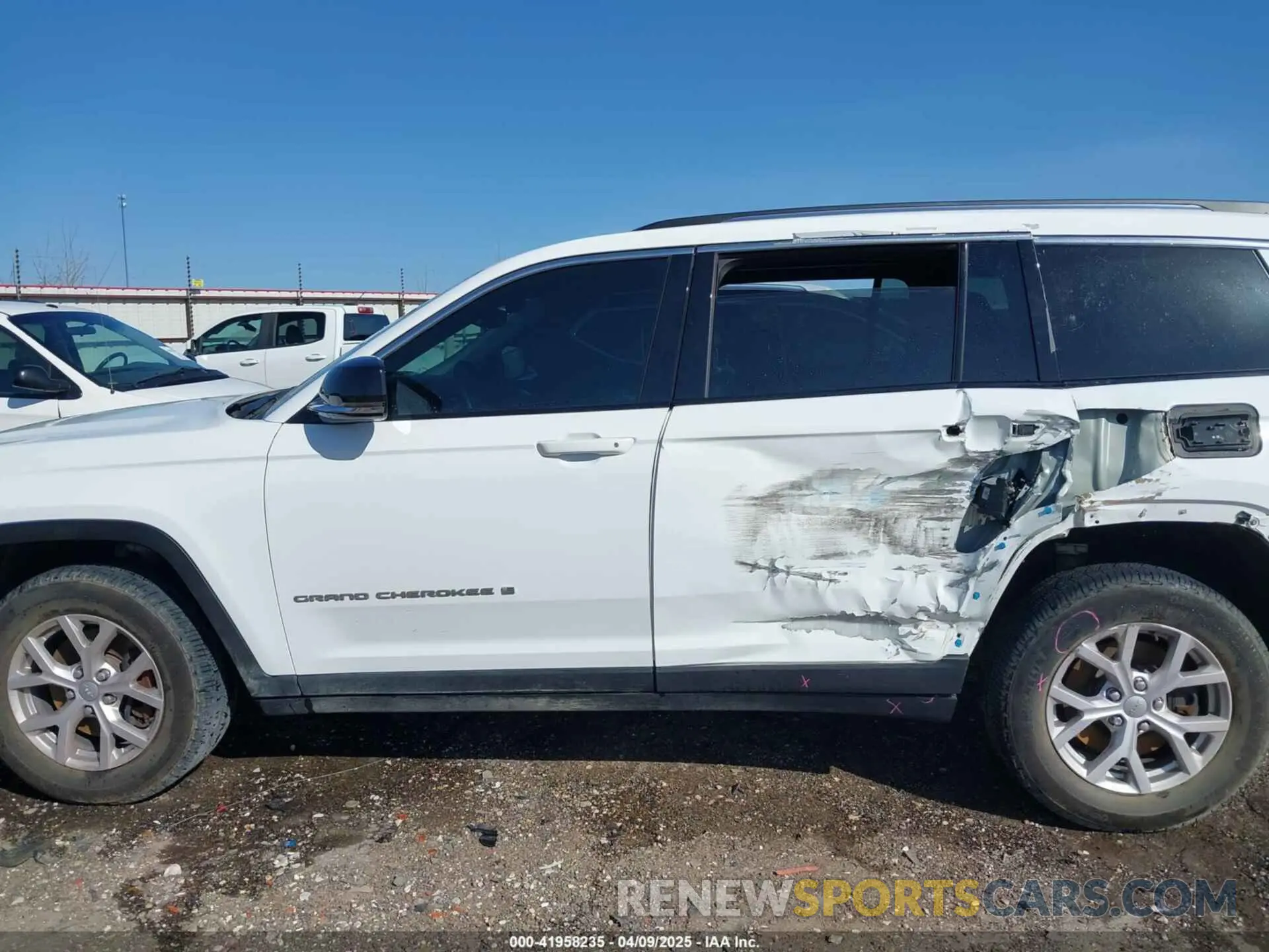 15 Photograph of a damaged car 1C4RJKBG8N8616323 JEEP GRAND CHEROKEE L 2022