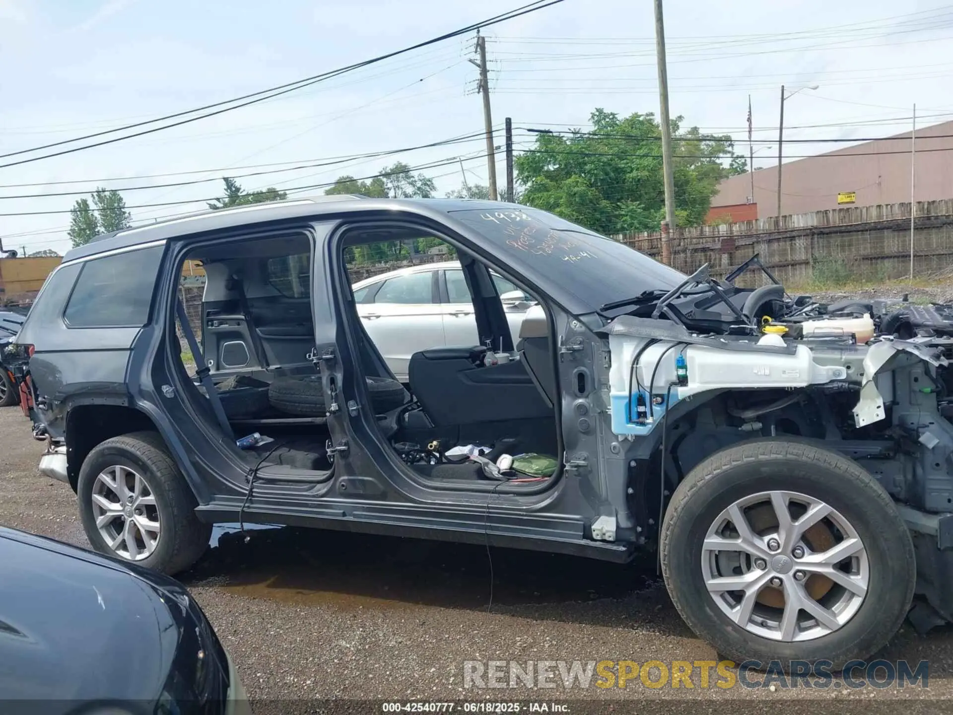 12 Photograph of a damaged car 1C4RJKBG8N8624938 JEEP GRAND CHEROKEE L 2022