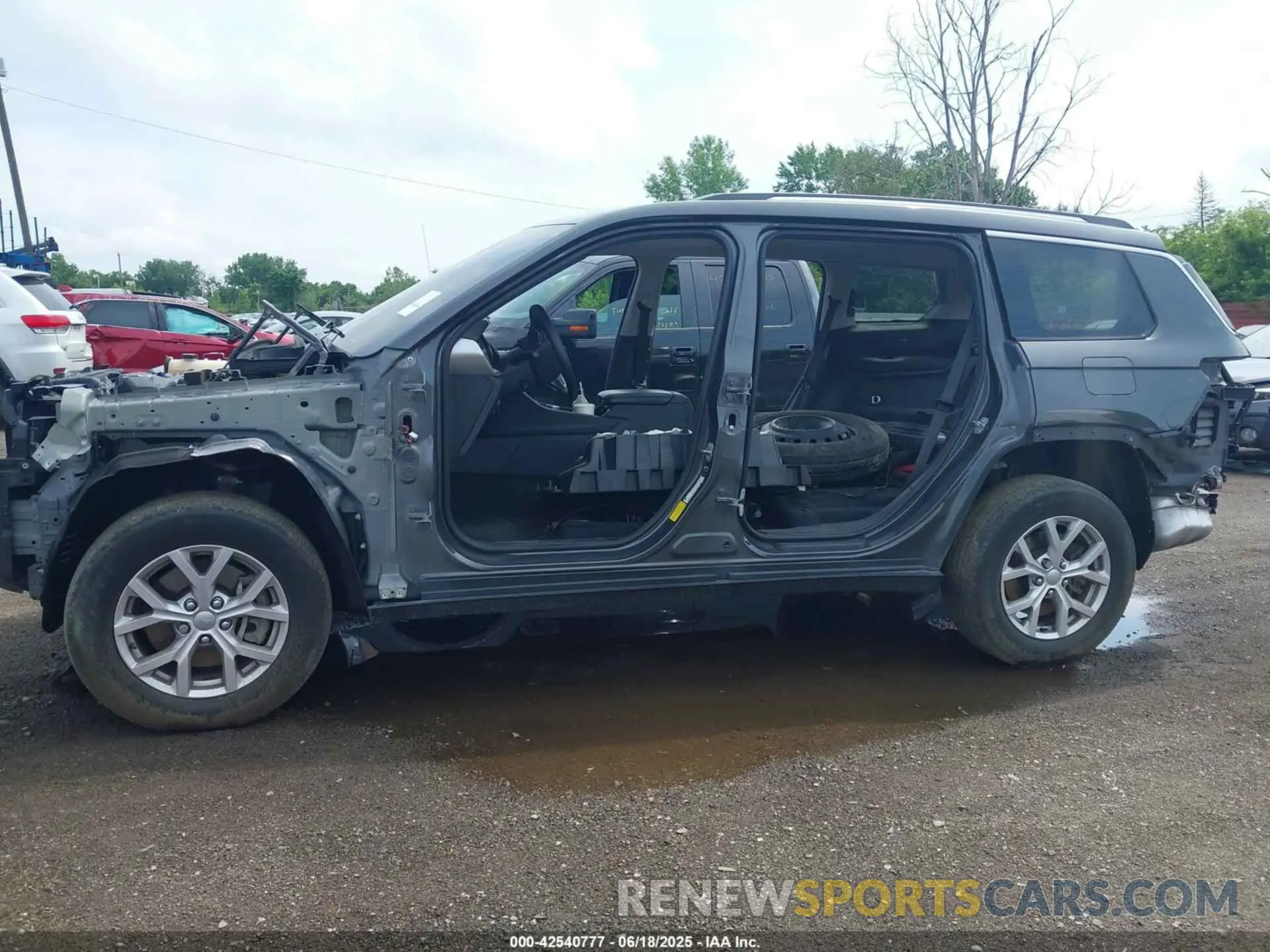 13 Photograph of a damaged car 1C4RJKBG8N8624938 JEEP GRAND CHEROKEE L 2022