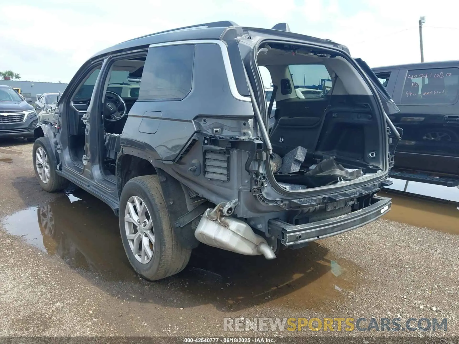 3 Photograph of a damaged car 1C4RJKBG8N8624938 JEEP GRAND CHEROKEE L 2022