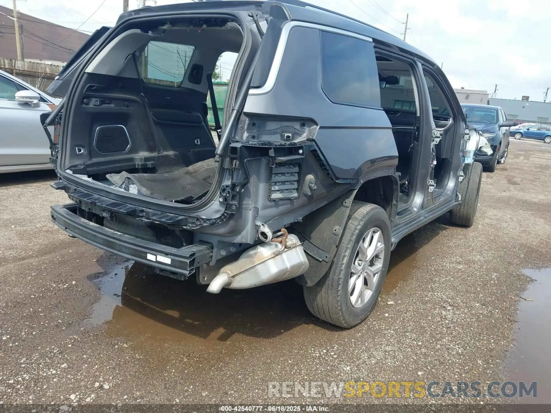 4 Photograph of a damaged car 1C4RJKBG8N8624938 JEEP GRAND CHEROKEE L 2022