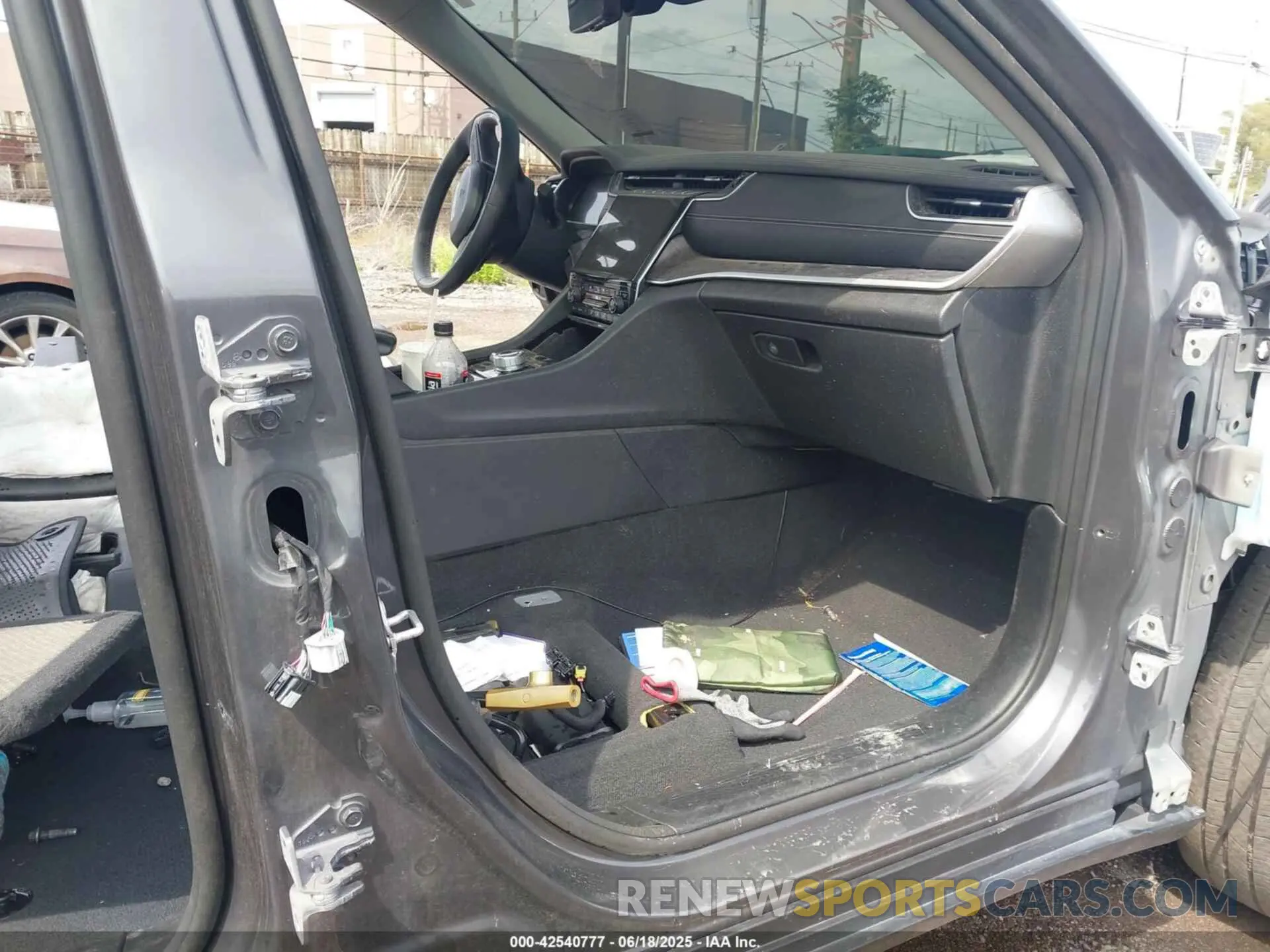 5 Photograph of a damaged car 1C4RJKBG8N8624938 JEEP GRAND CHEROKEE L 2022