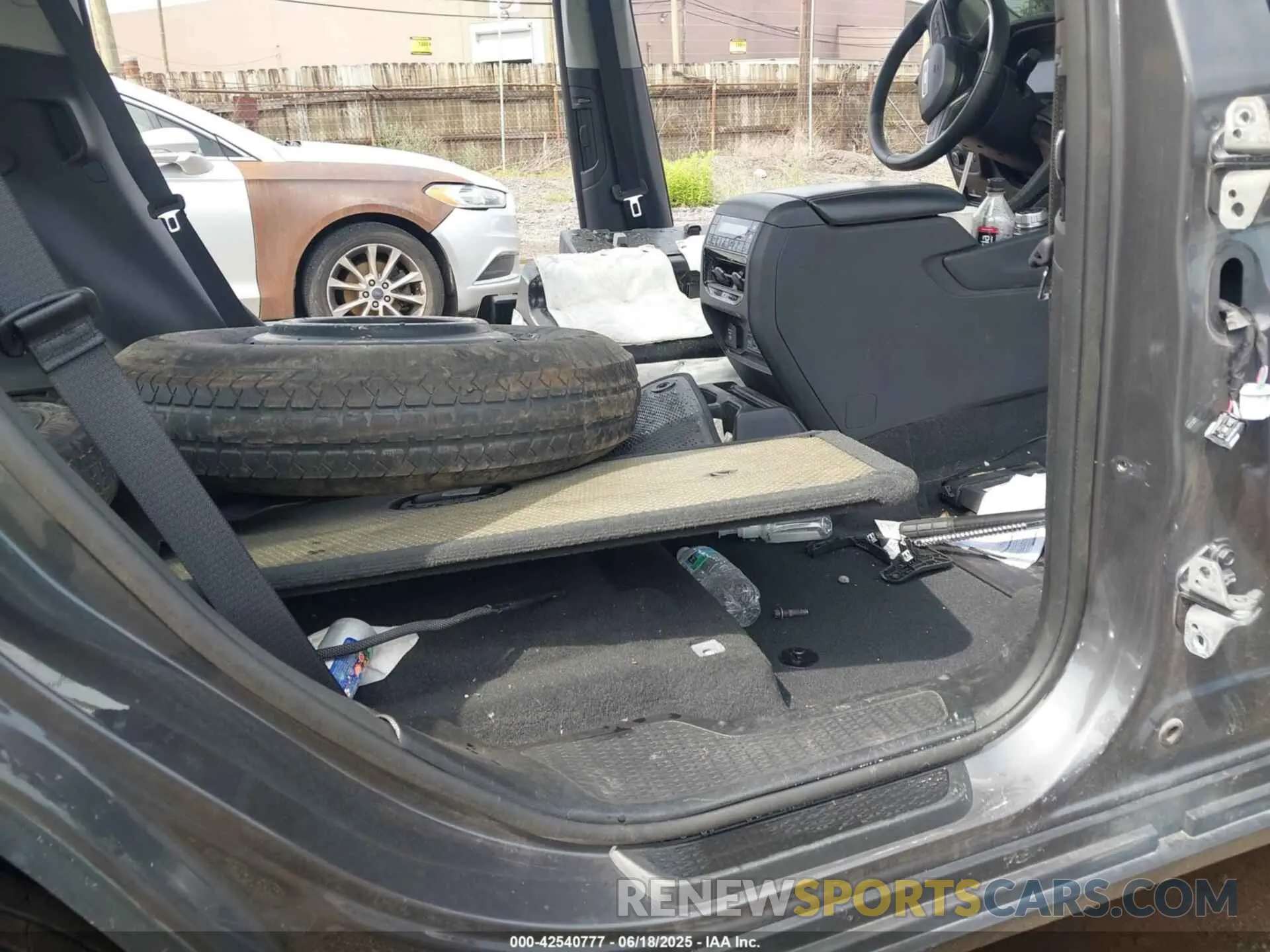 8 Photograph of a damaged car 1C4RJKBG8N8624938 JEEP GRAND CHEROKEE L 2022