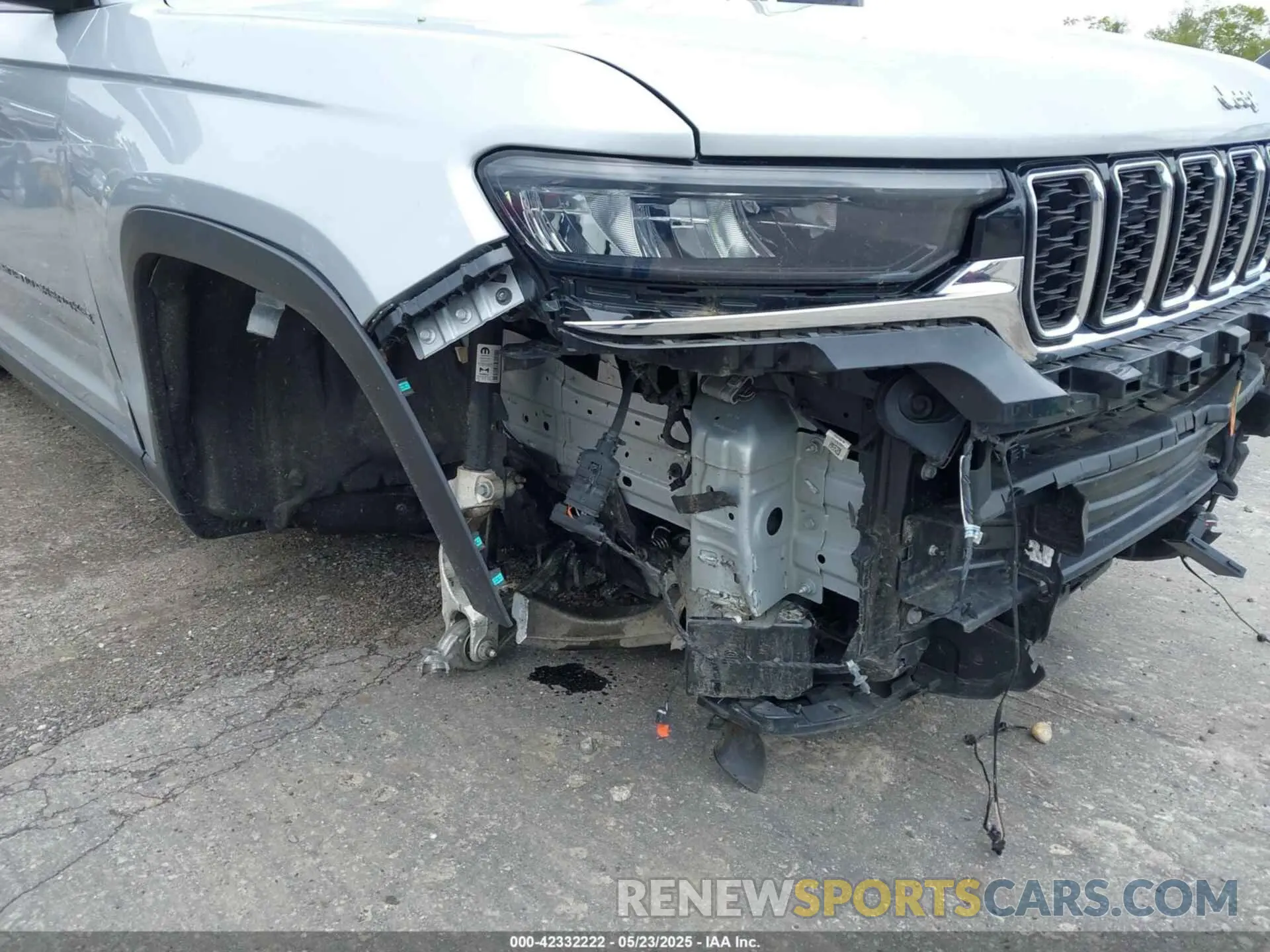 19 Photograph of a damaged car 1C4RJKBGXN8624293 JEEP GRAND CHEROKEE L 2022