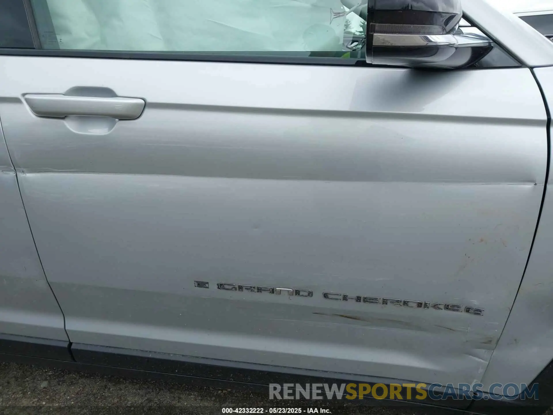 21 Photograph of a damaged car 1C4RJKBGXN8624293 JEEP GRAND CHEROKEE L 2022